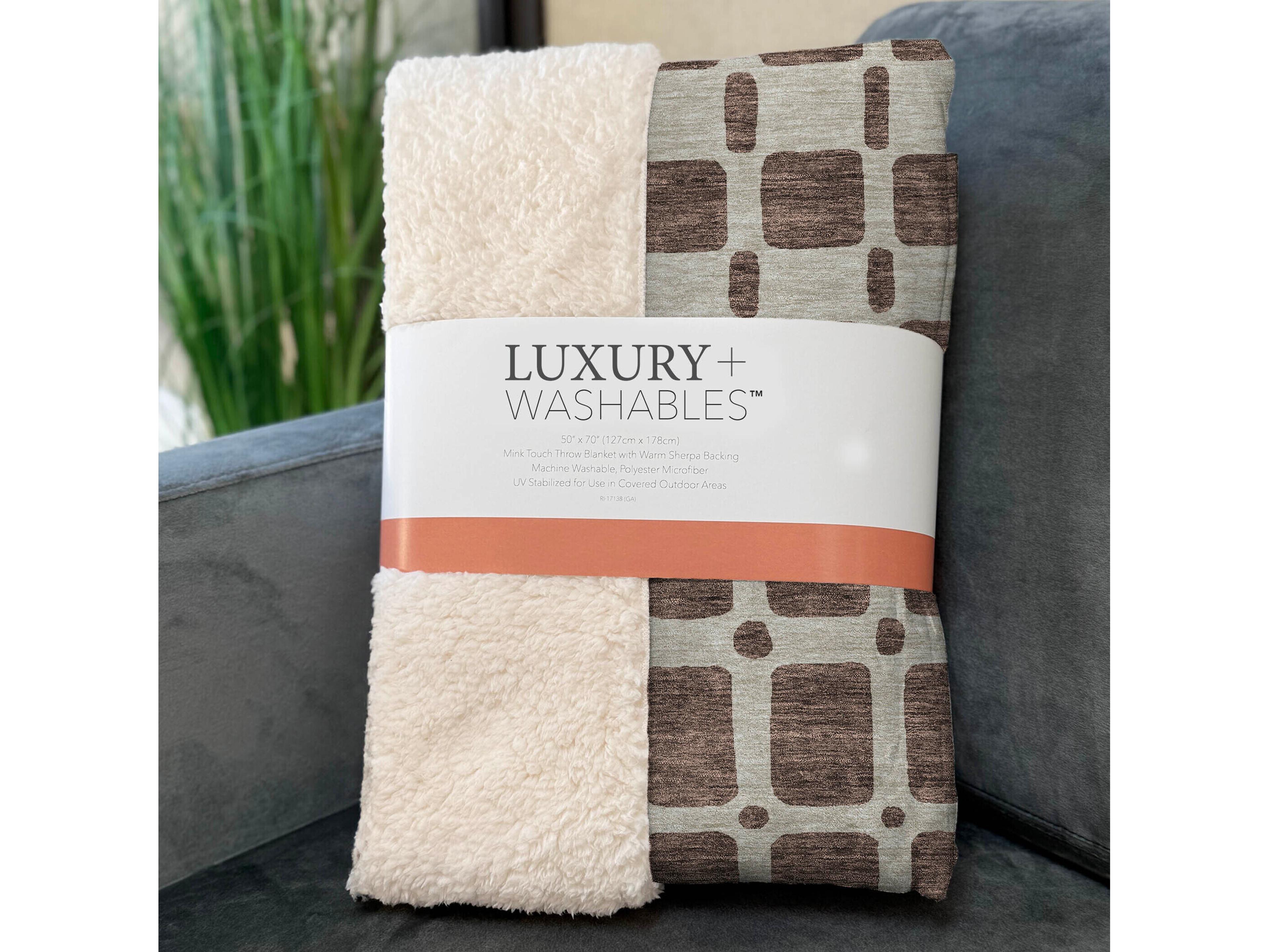 Dalyn Sherpa Brown Polyester Throw