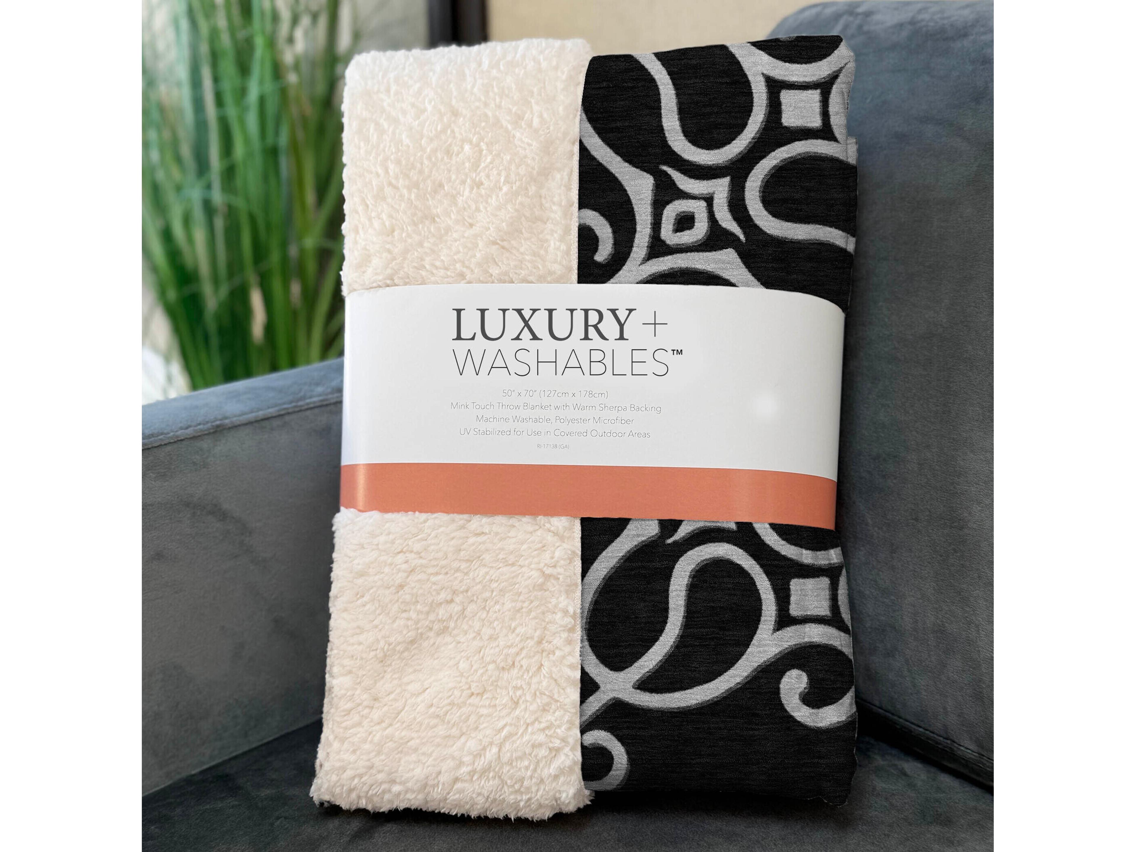 Dalyn Sherpa Black Polyester Throw