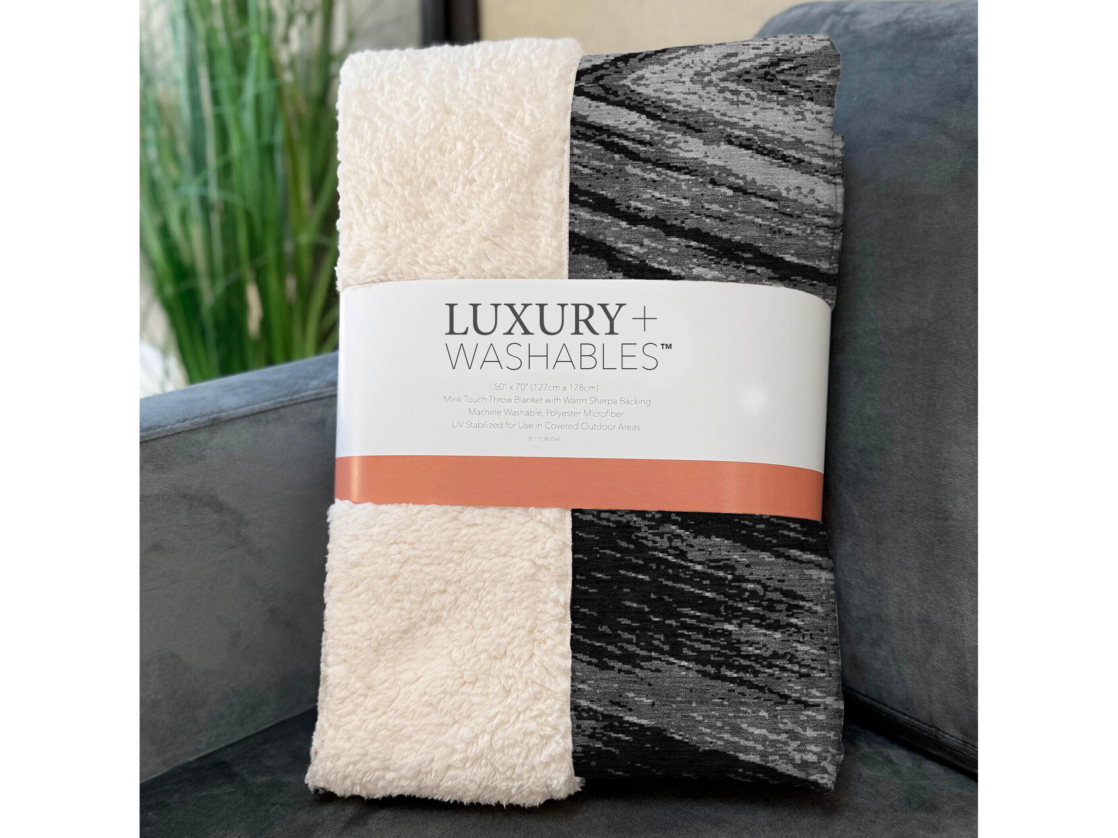 Dalyn Sherpa Black Polyester Throw