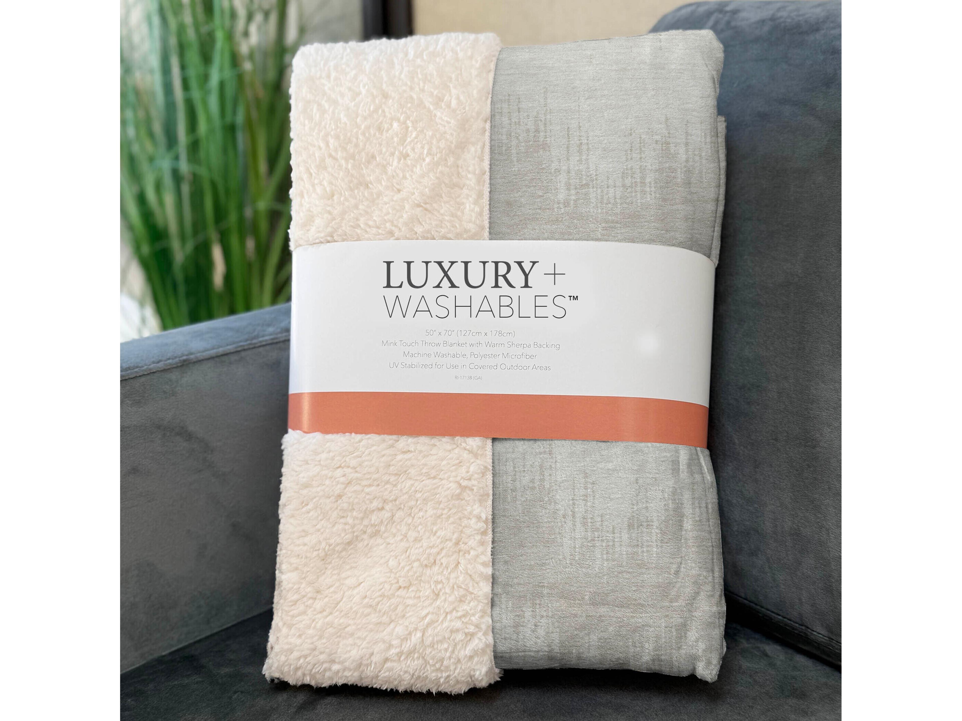 Dalyn Sherpa Ivory Polyester Throw