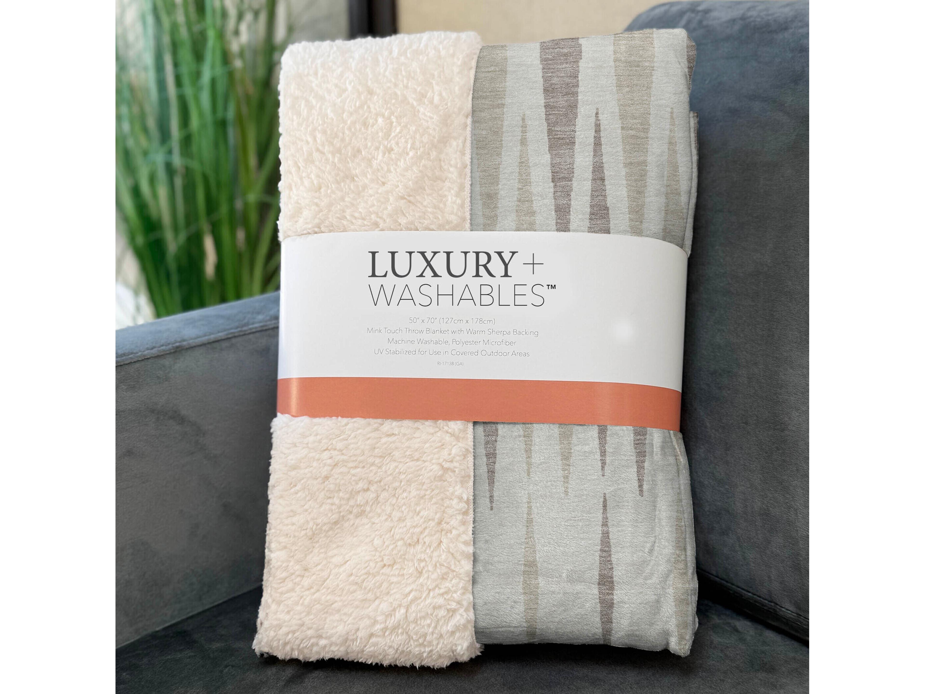 Dalyn Sherpa Ivory Polyester Throw