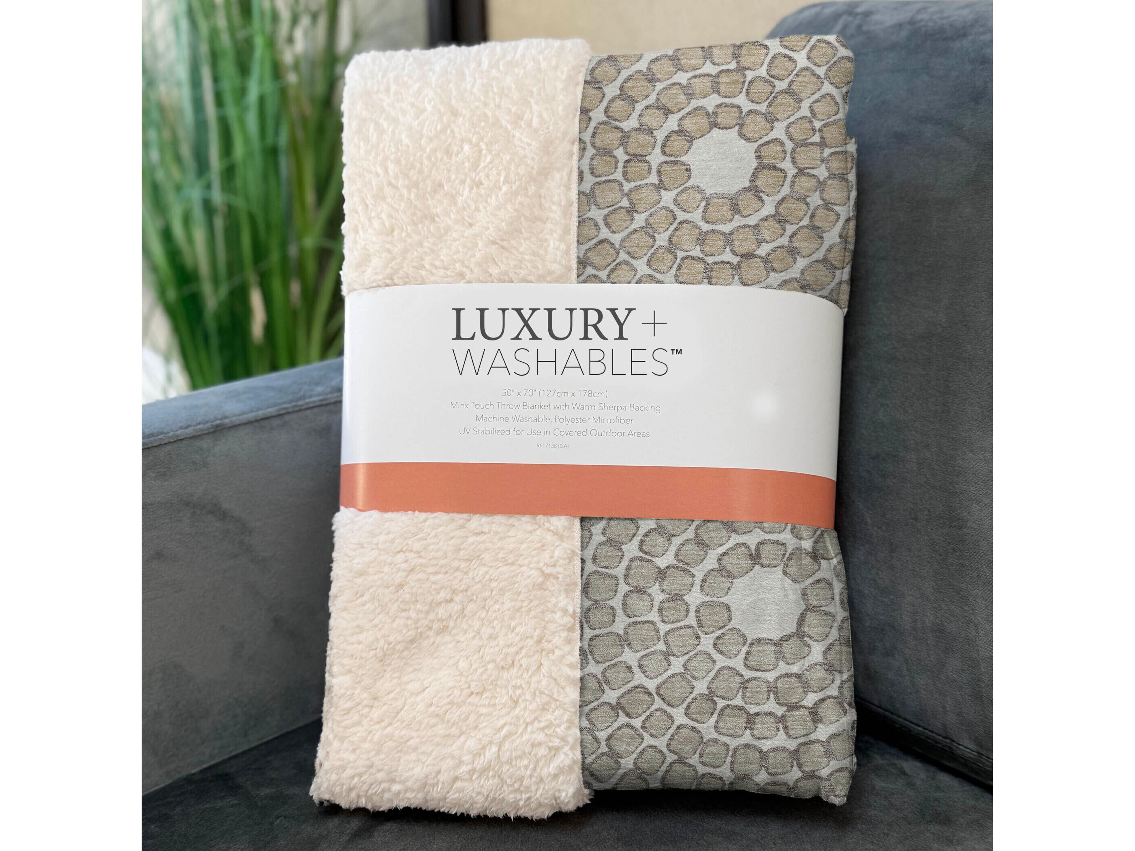 Dalyn Sherpa Ivory Polyester Throw