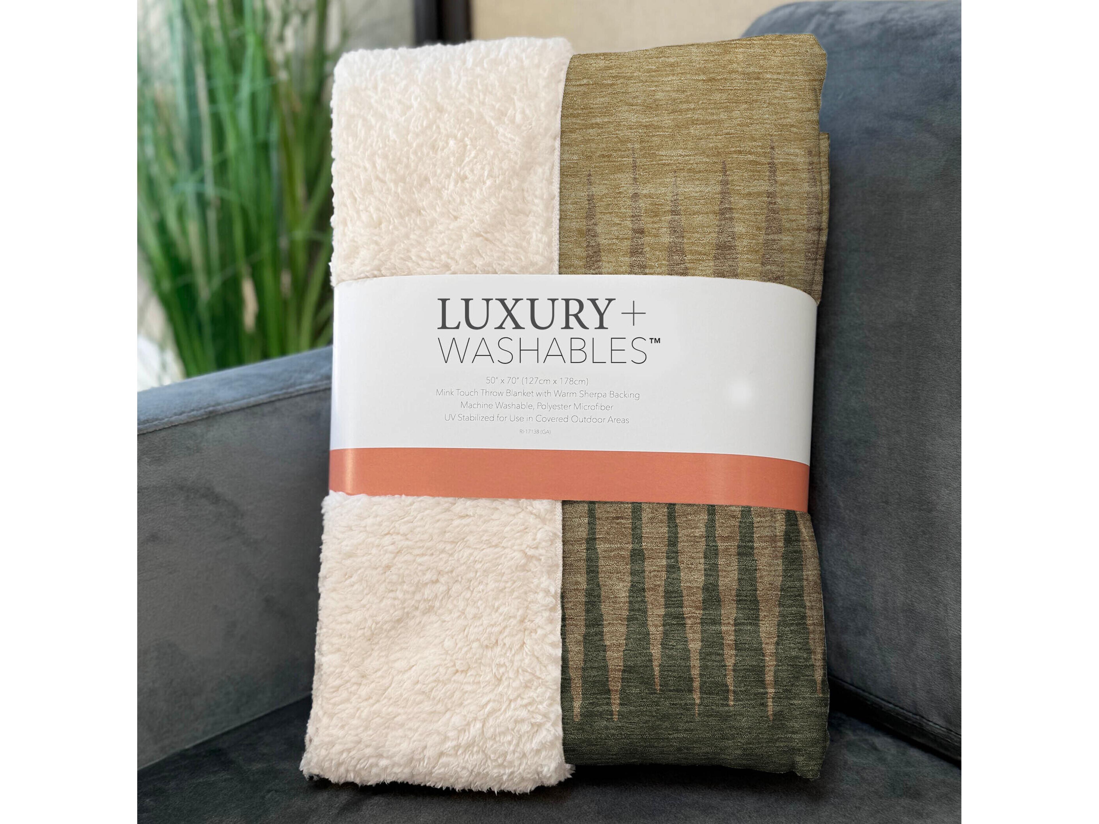 Dalyn Sherpa Brown Polyester Throw