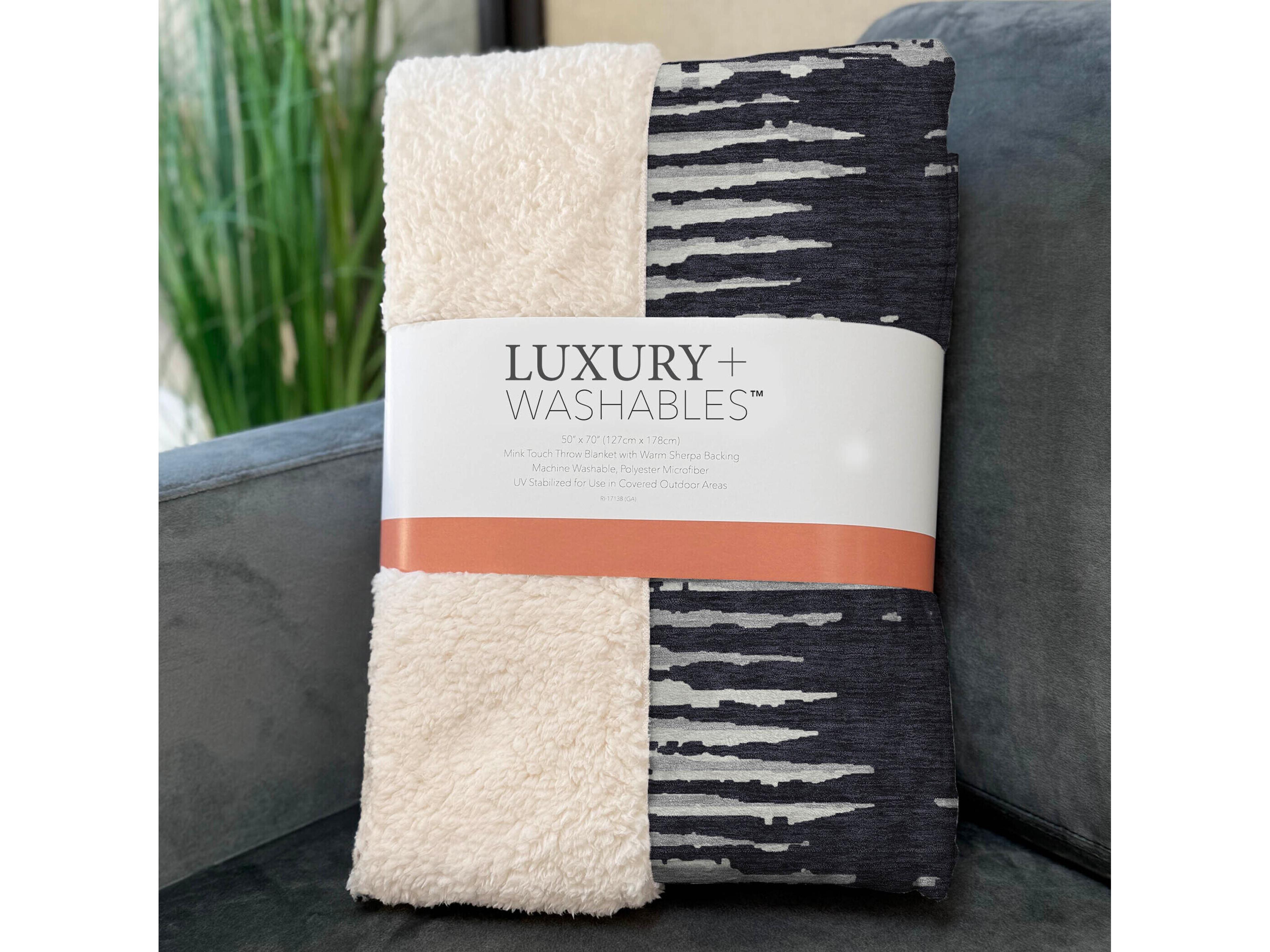 Dalyn Sherpa Black Polyester Throw