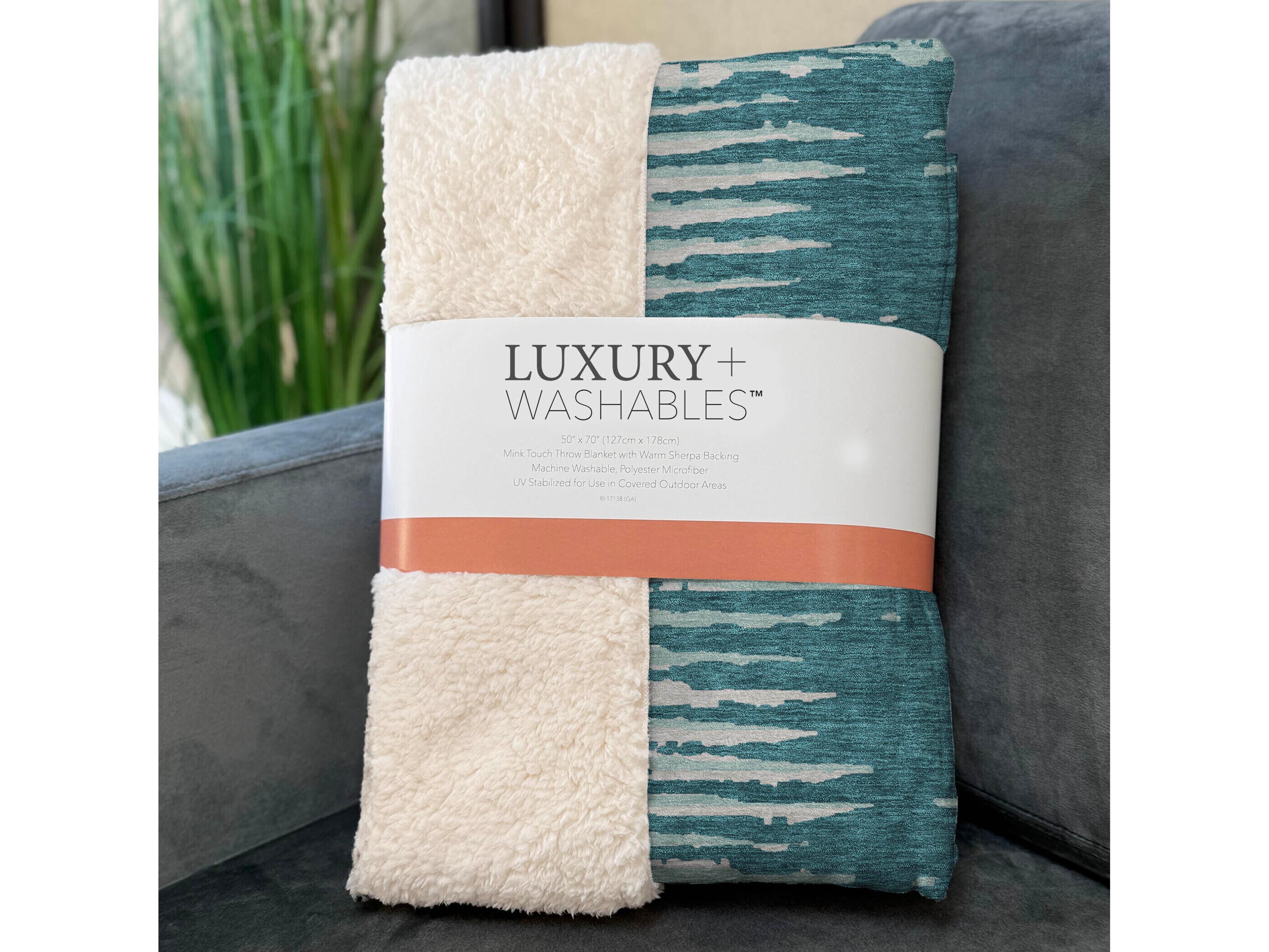 Dalyn Sherpa Teal Polyester Throw