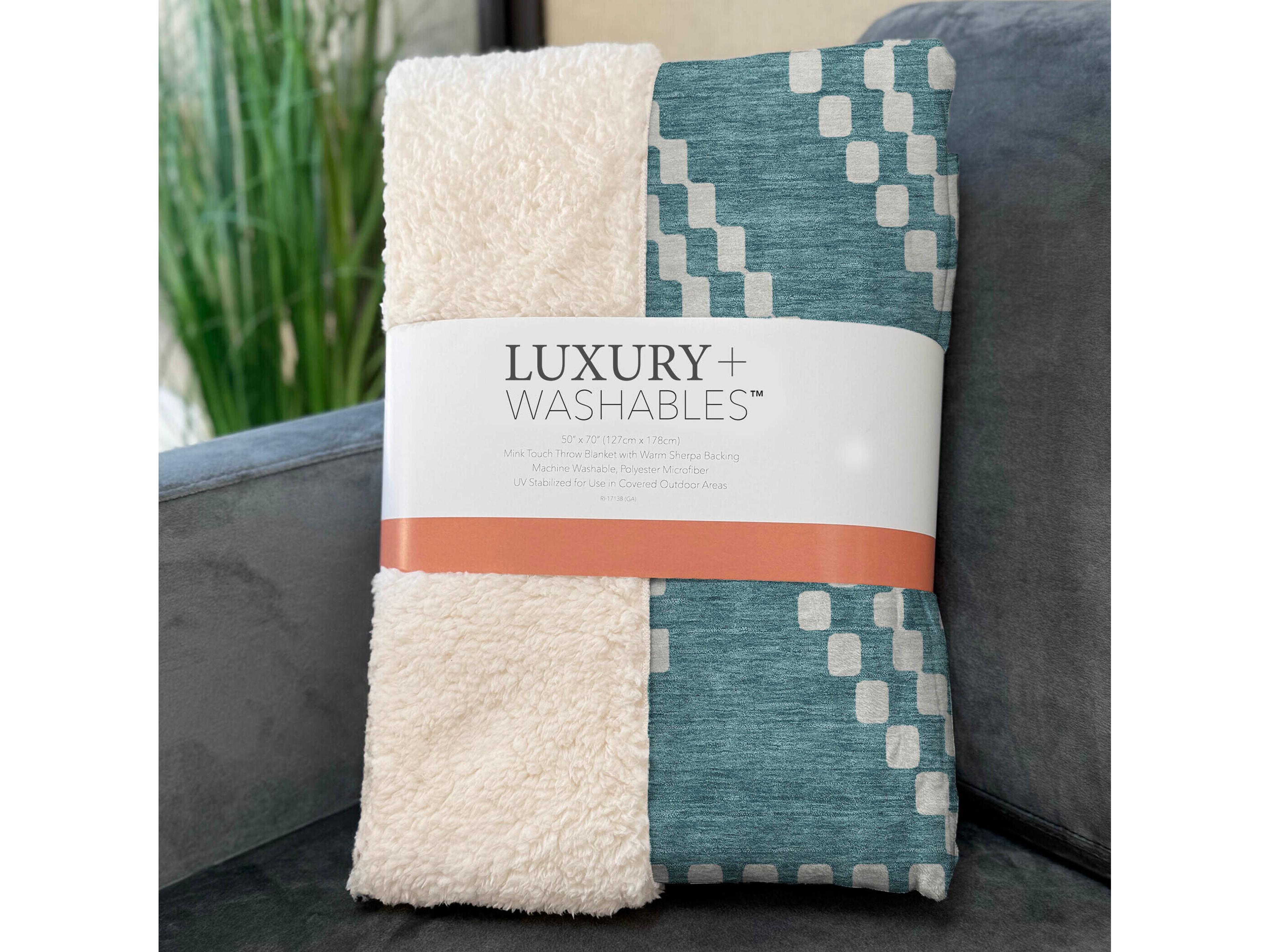 Dalyn Sherpa Teal Polyester Throw