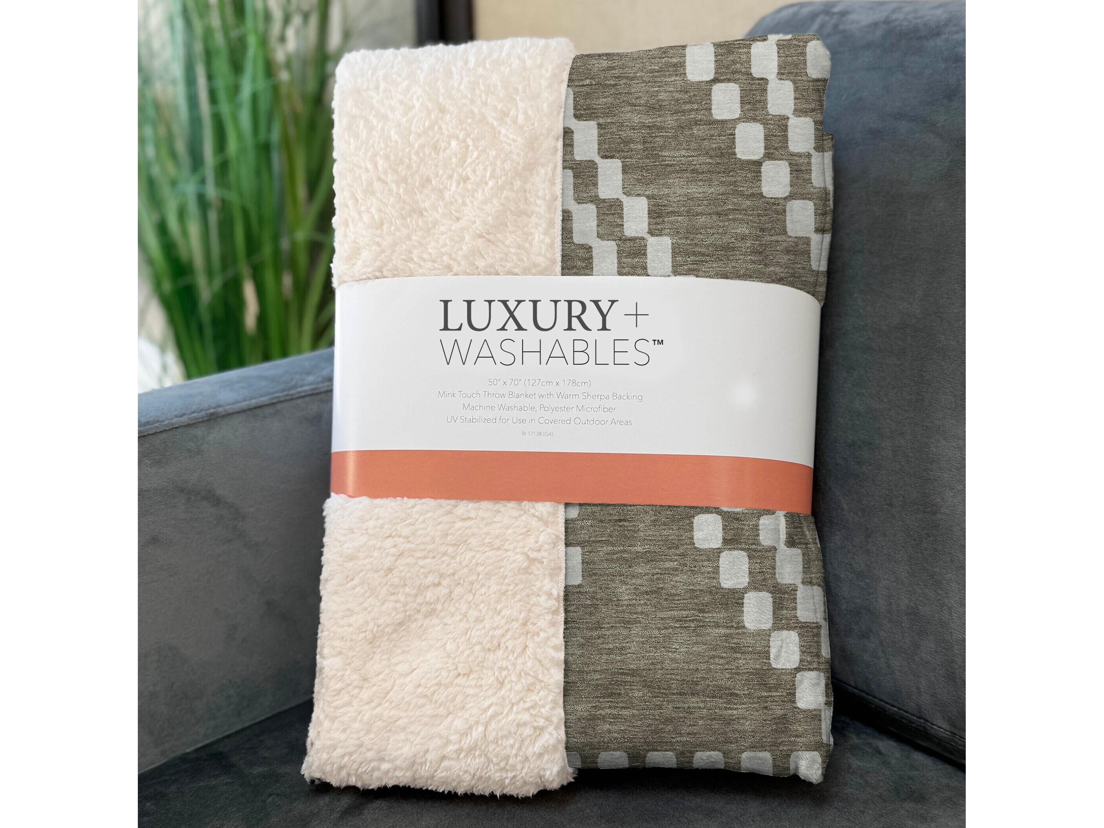 Dalyn Sherpa Brown Polyester Throw