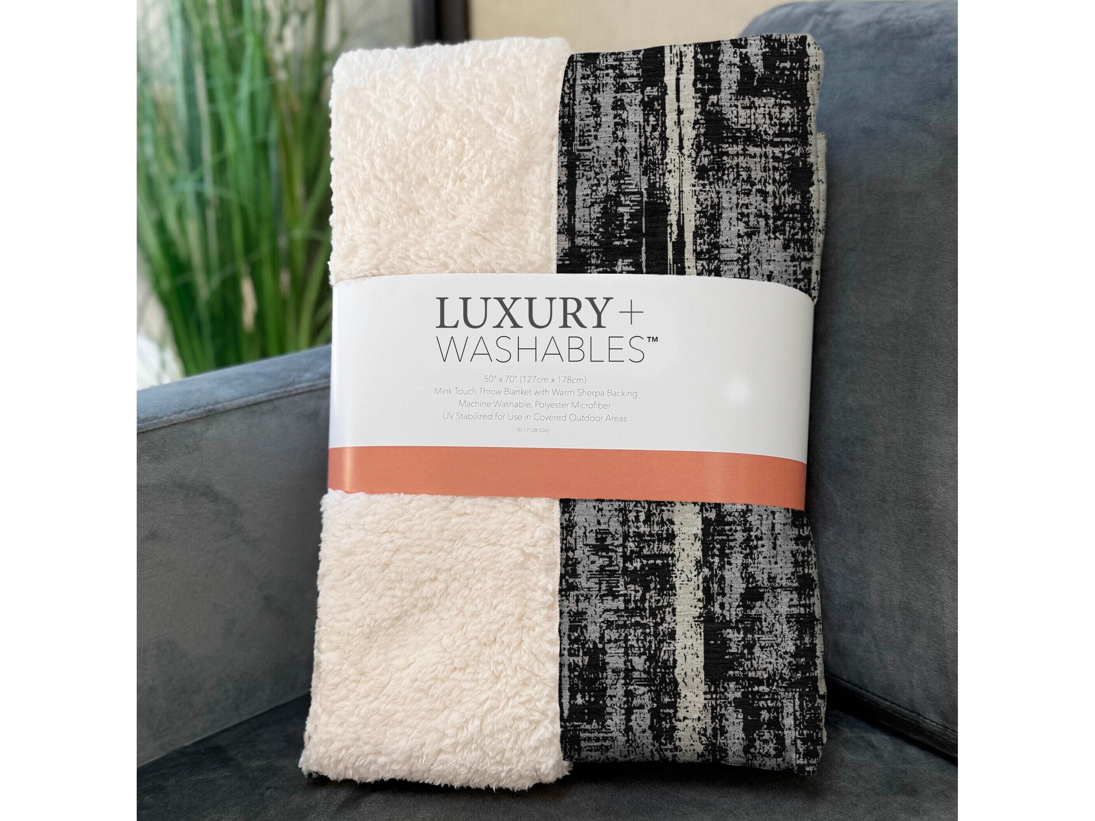 Dalyn Sherpa Black Polyester Throw