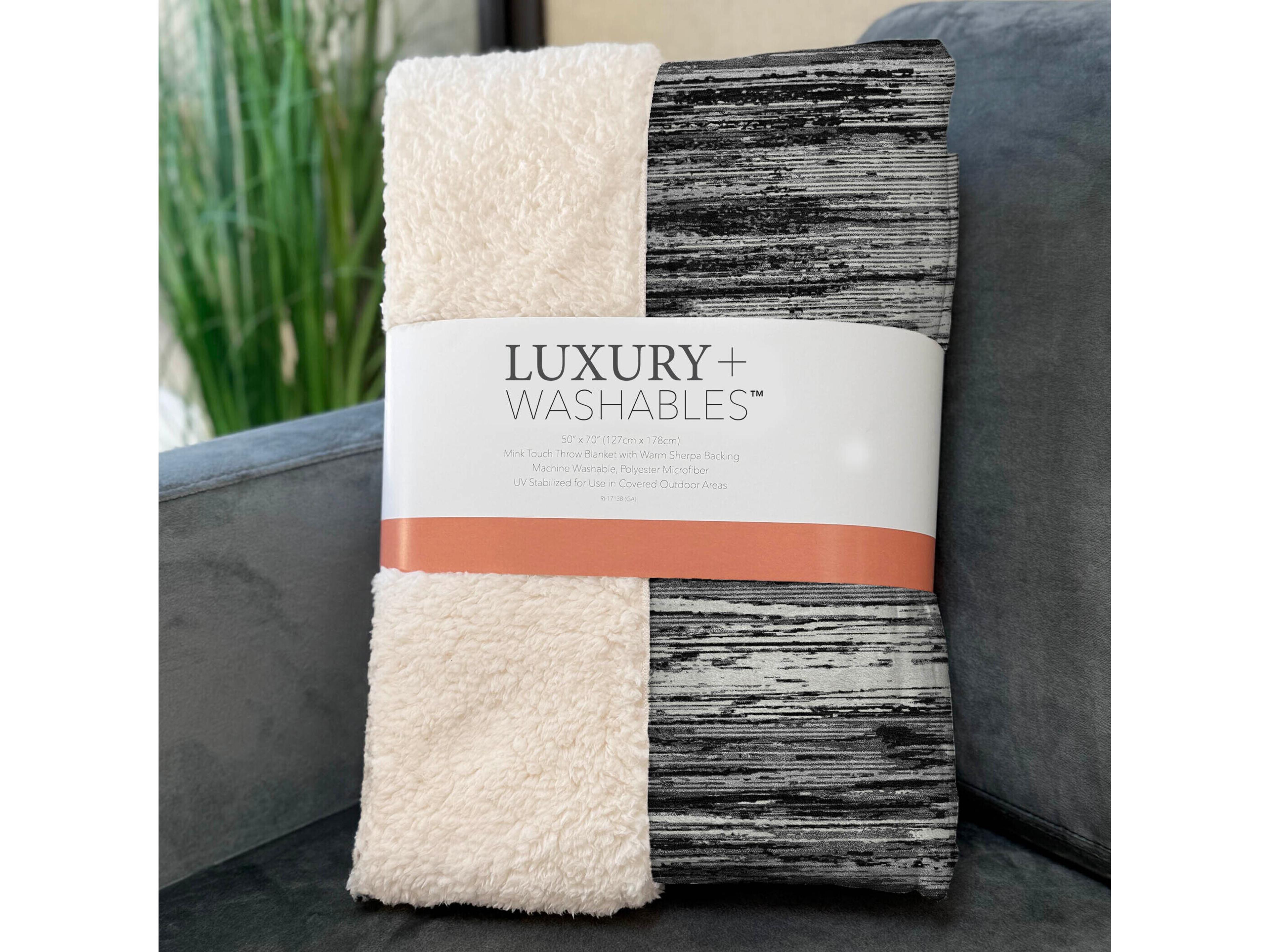 Dalyn Sherpa Black Polyester Throw