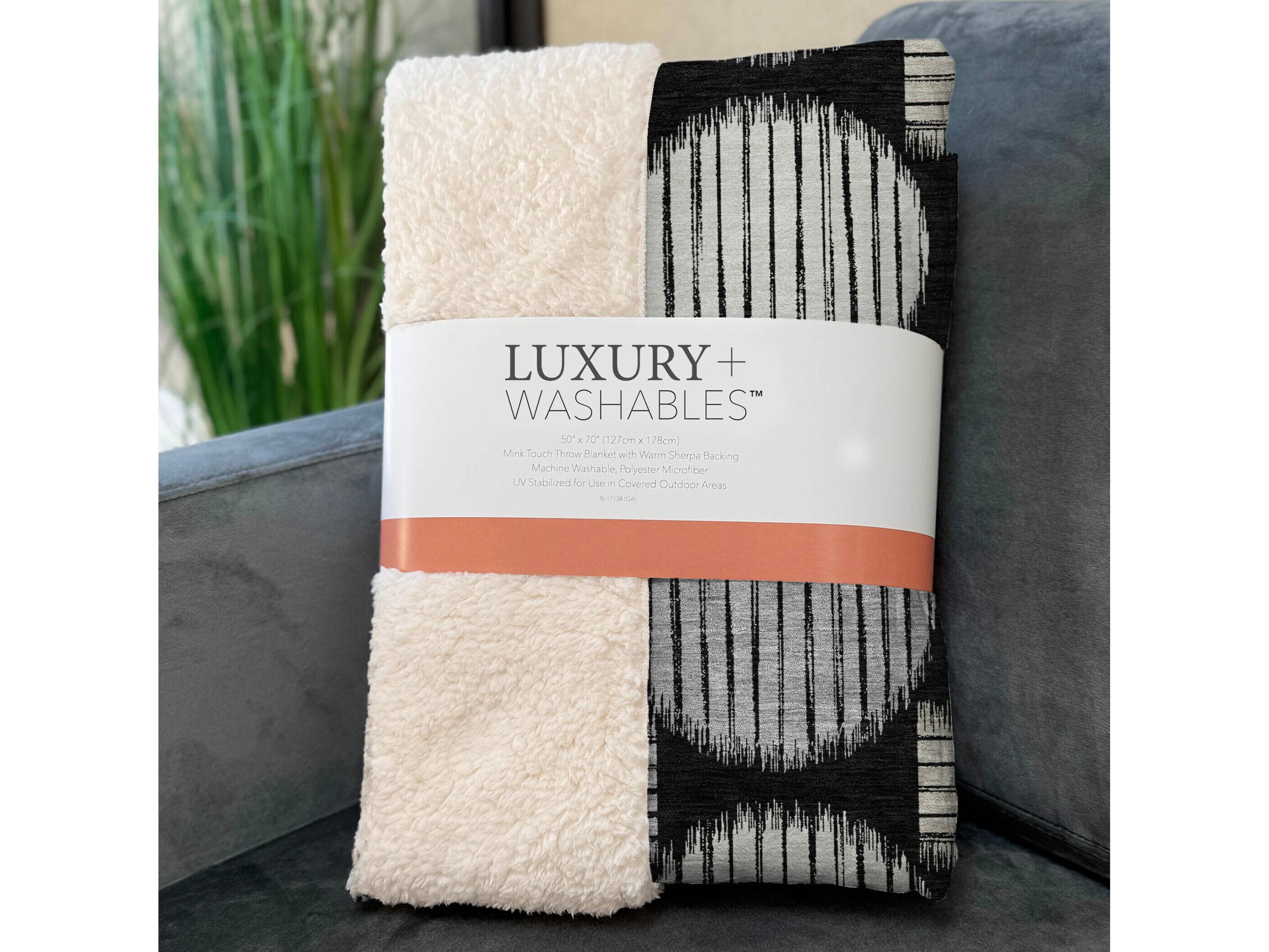 Dalyn Sherpa Black Polyester Throw