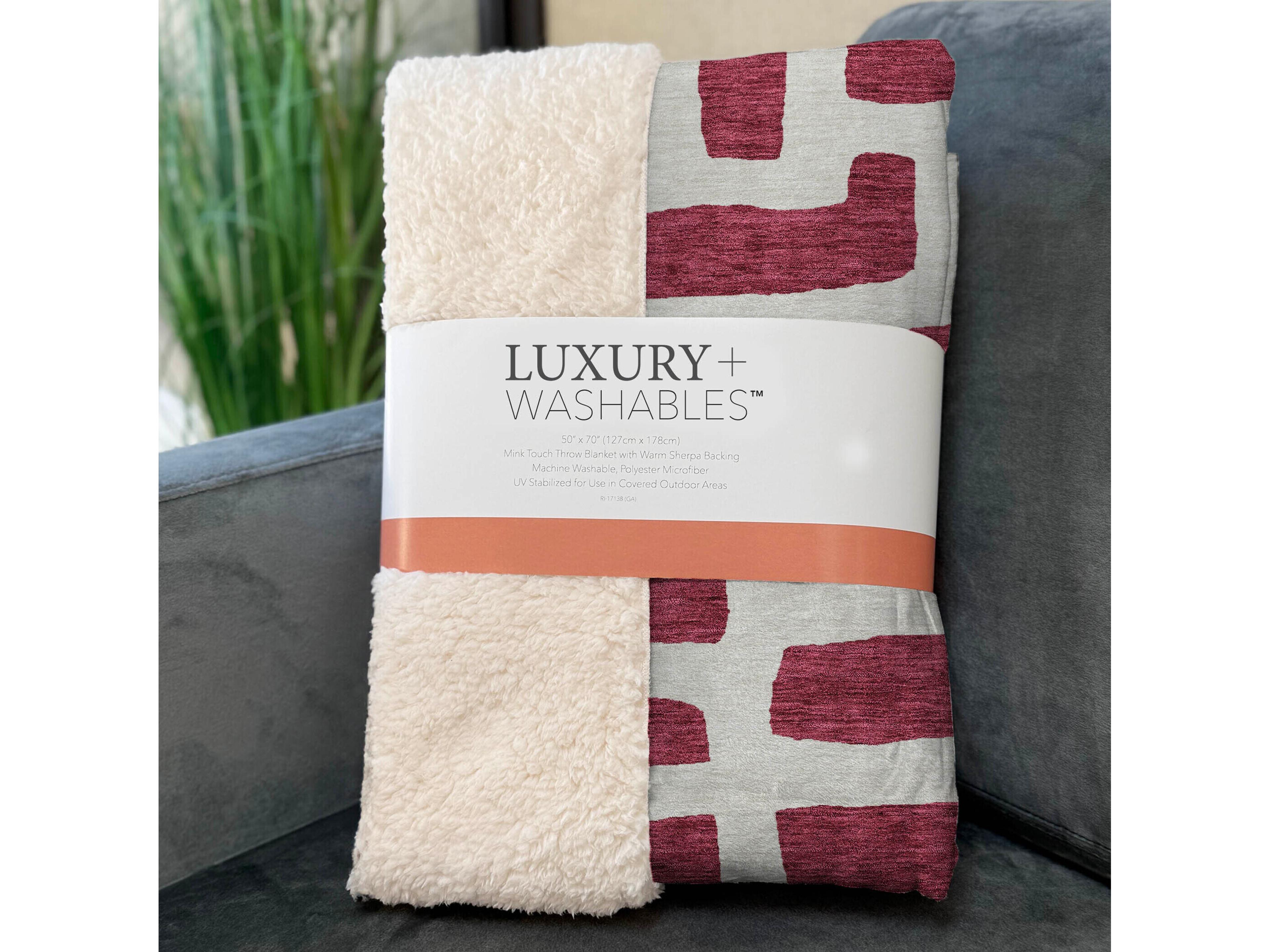 Dalyn Sherpa Red Polyester Throw