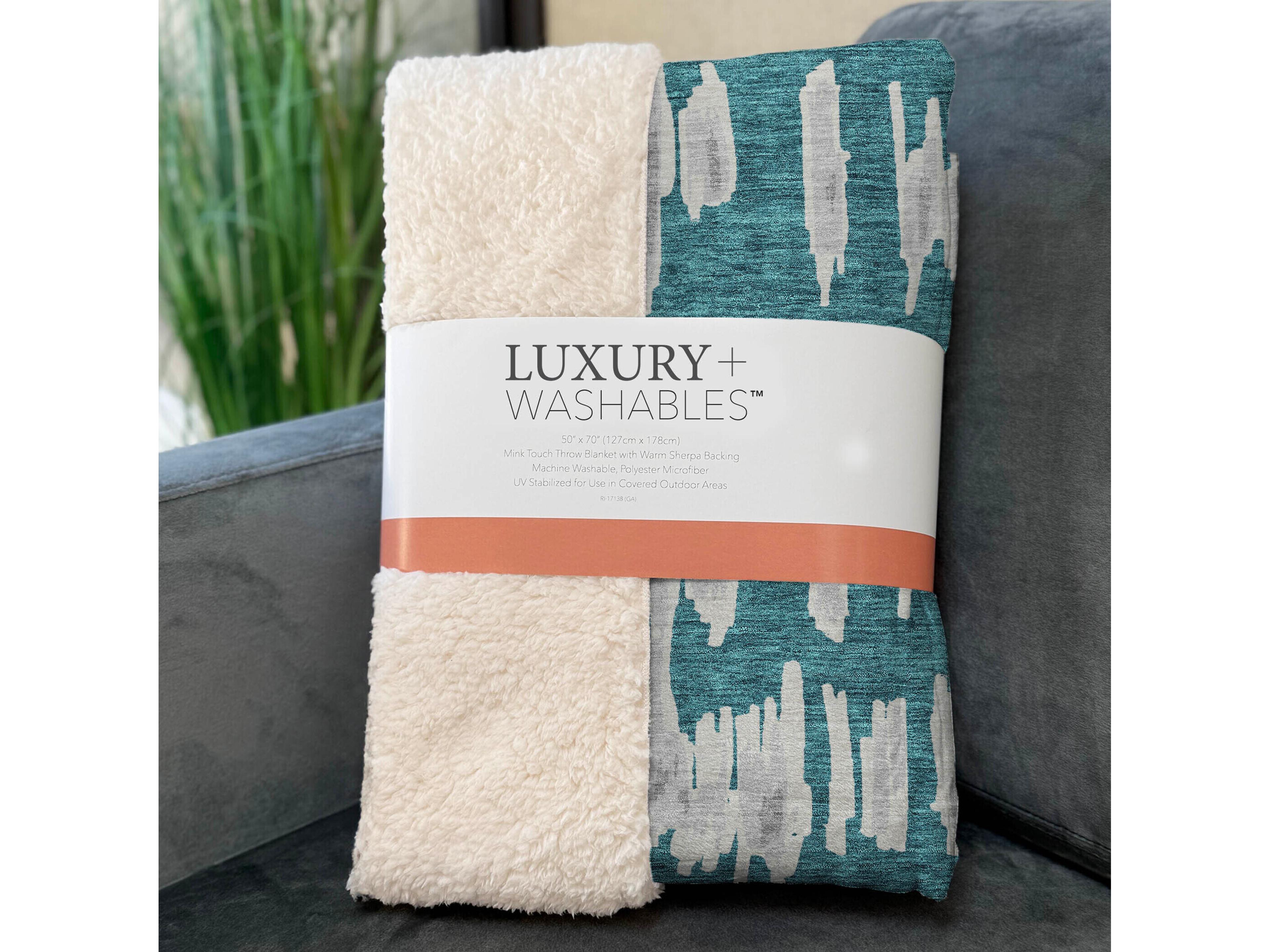 Dalyn Sherpa Teal Polyester Throw