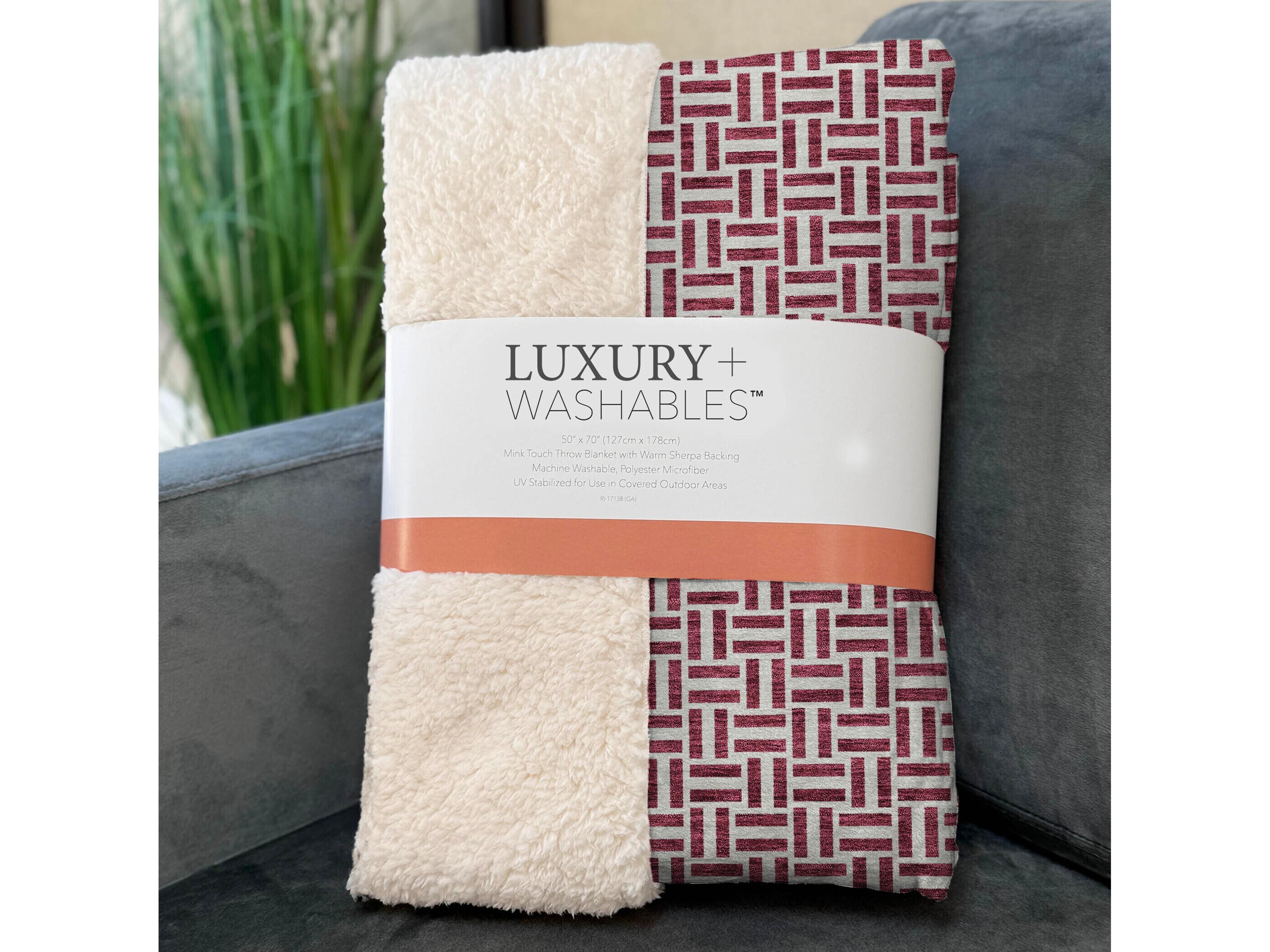 Dalyn Sherpa Red Polyester Throw