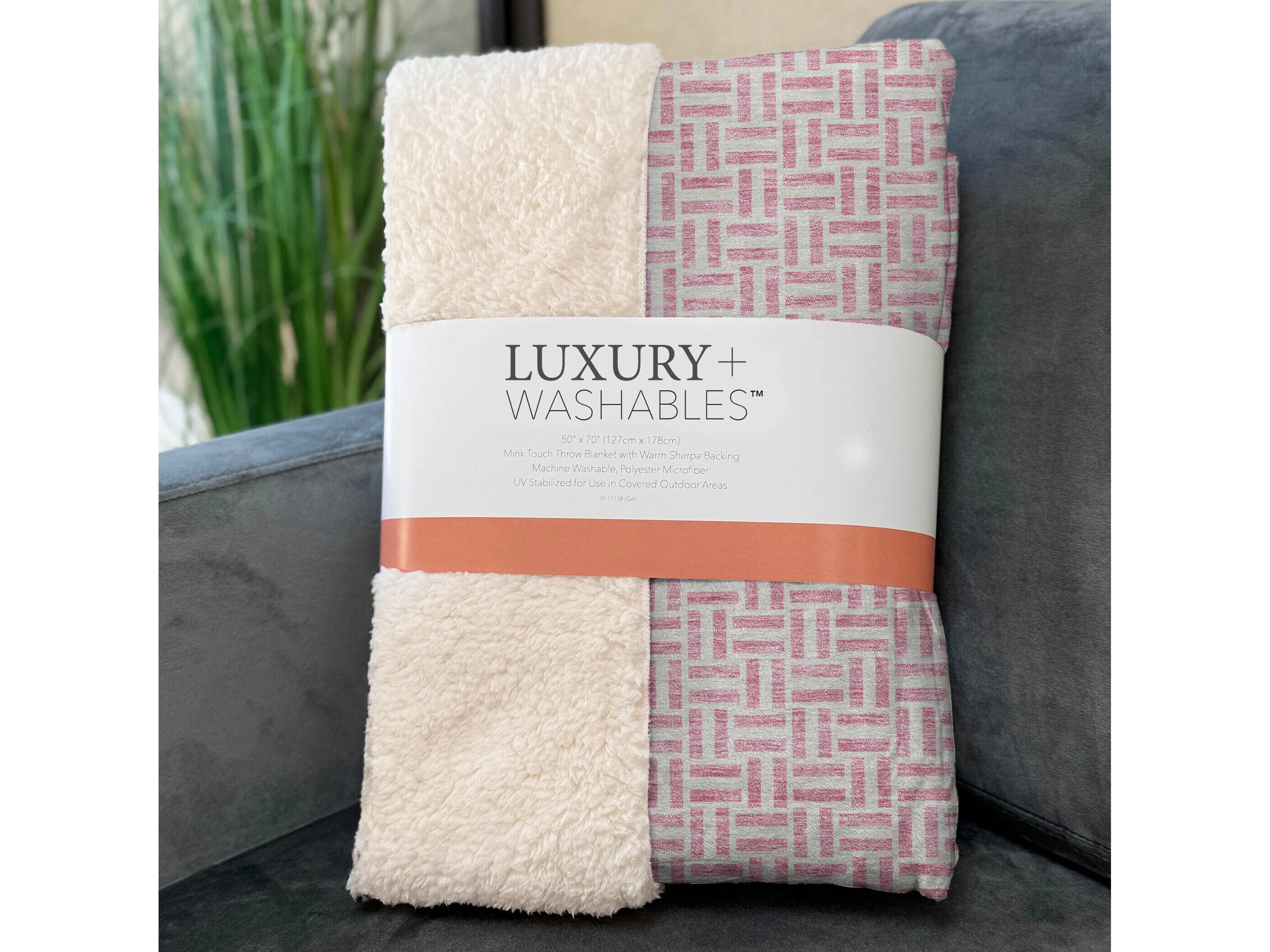 Dalyn Sherpa Pink Polyester Throw