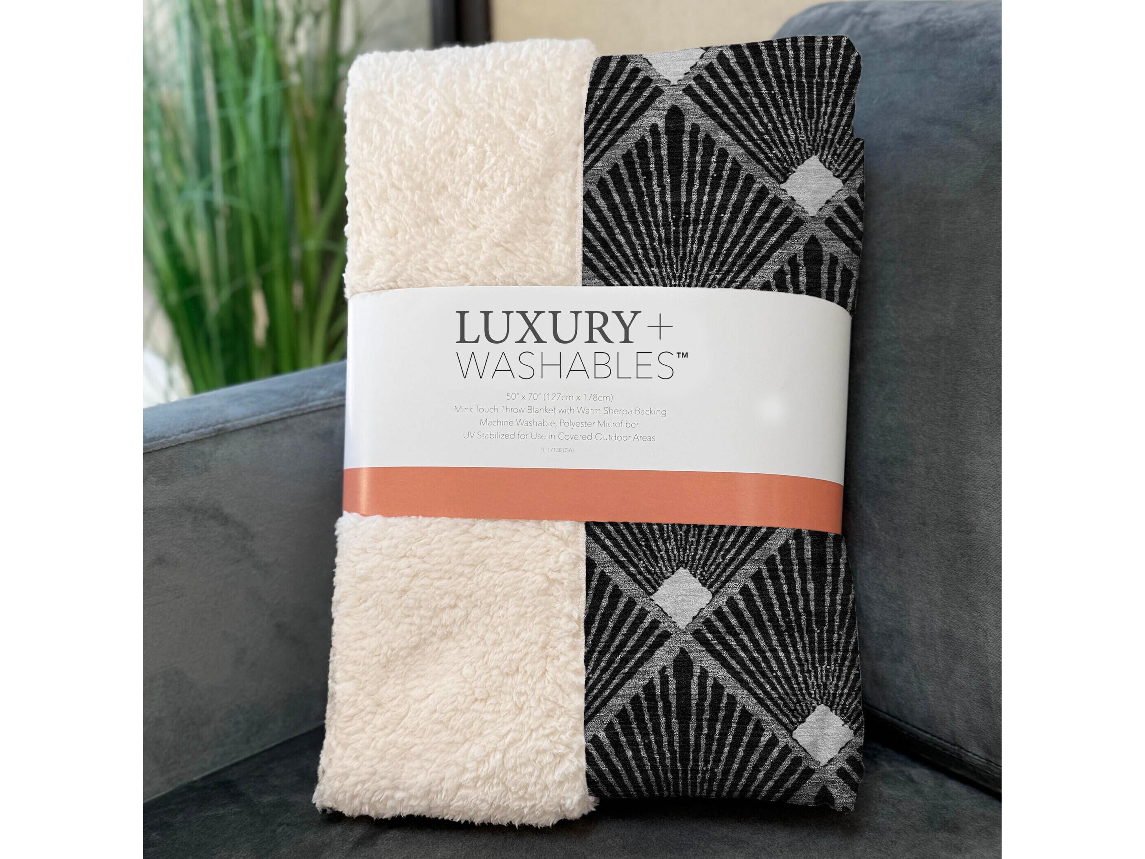 Dalyn Sherpa Black Polyester Throw