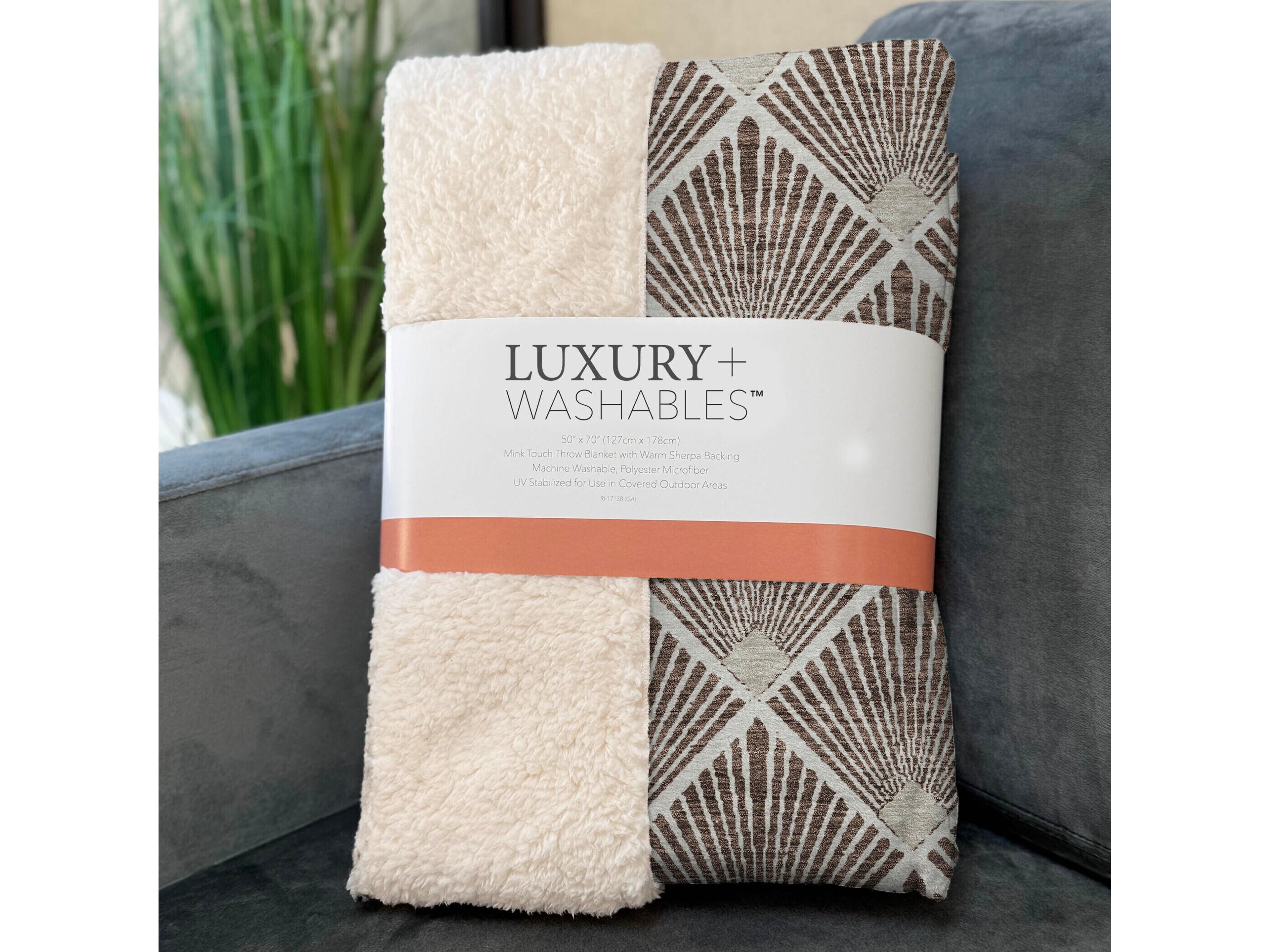 Dalyn Sherpa Brown Polyester Throw