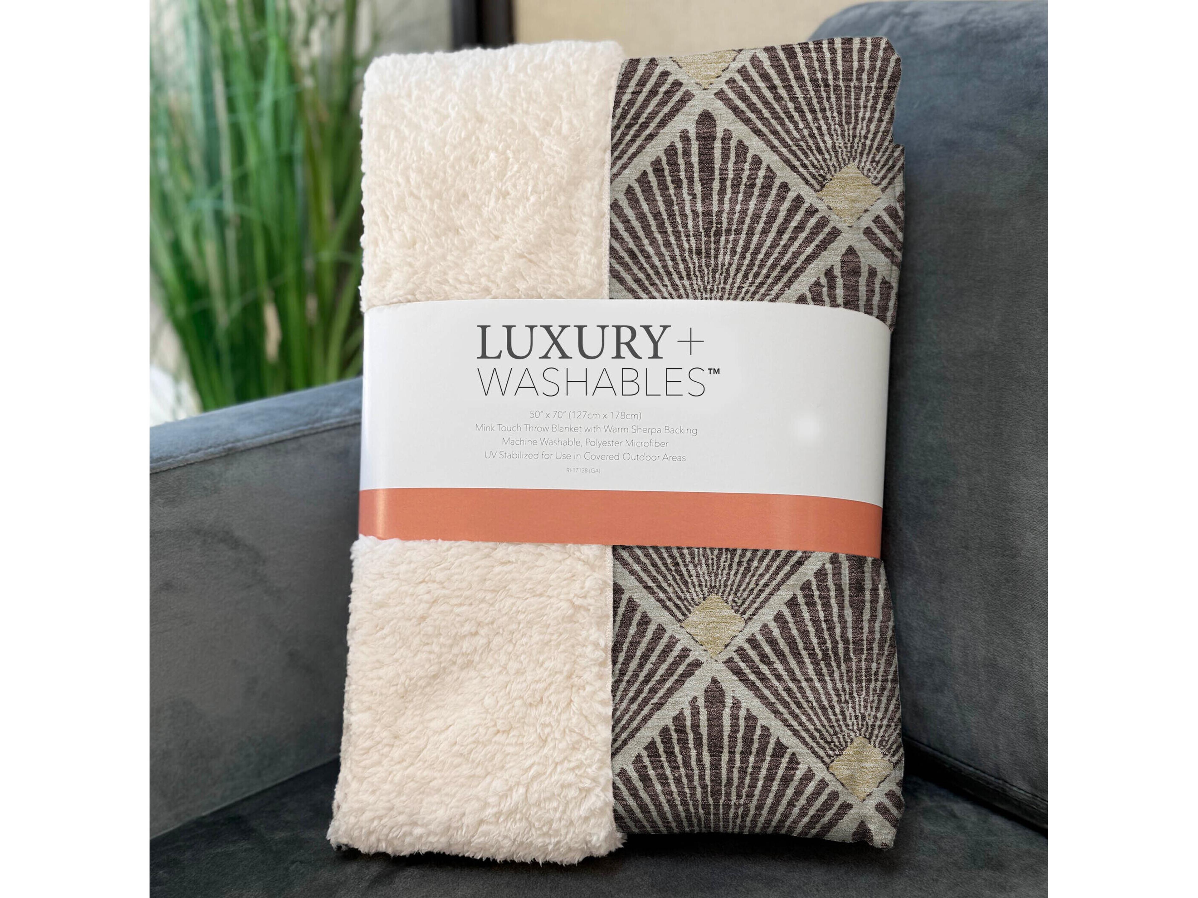 Dalyn Sherpa Brown Polyester Throw