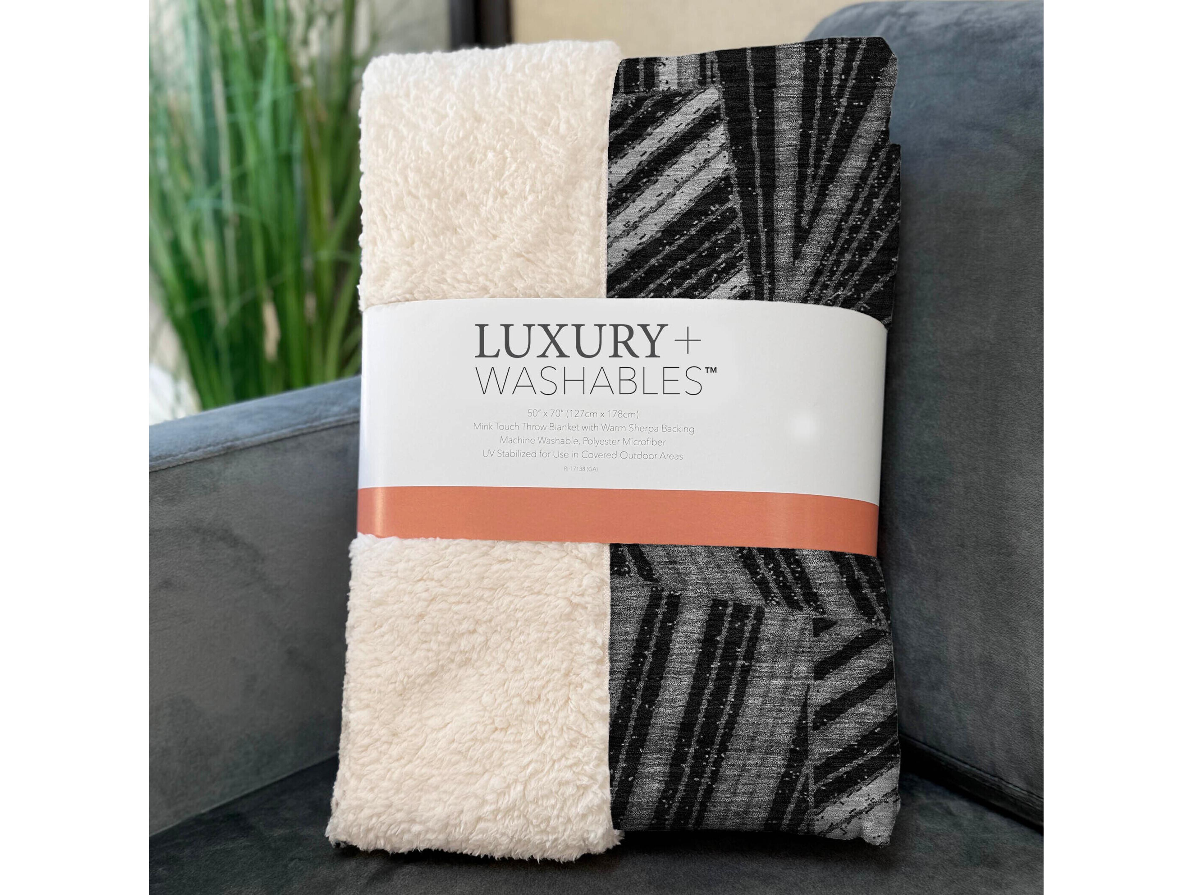 Dalyn Sherpa Black Polyester Throw