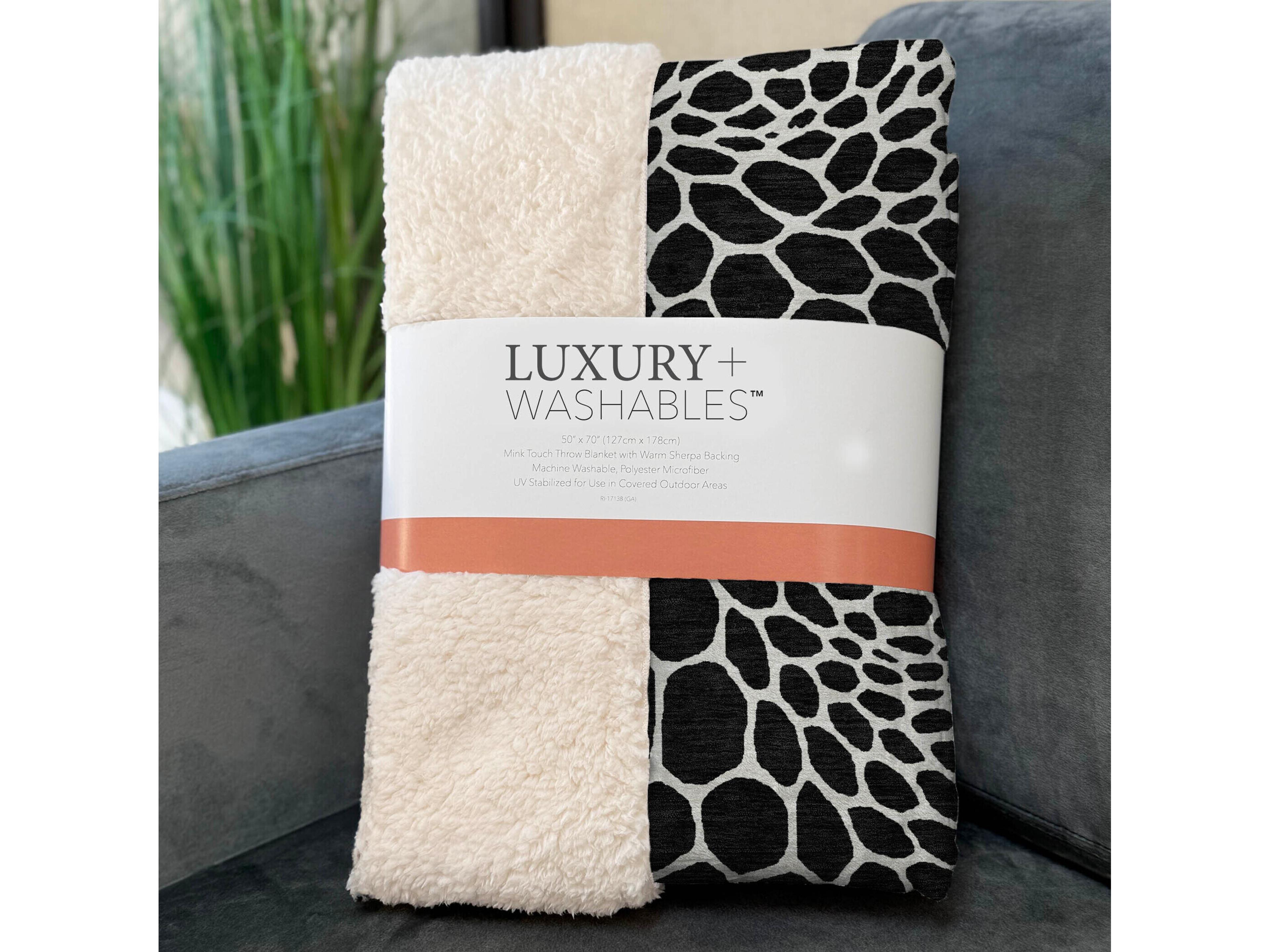 Dalyn Sherpa Black Polyester Throw