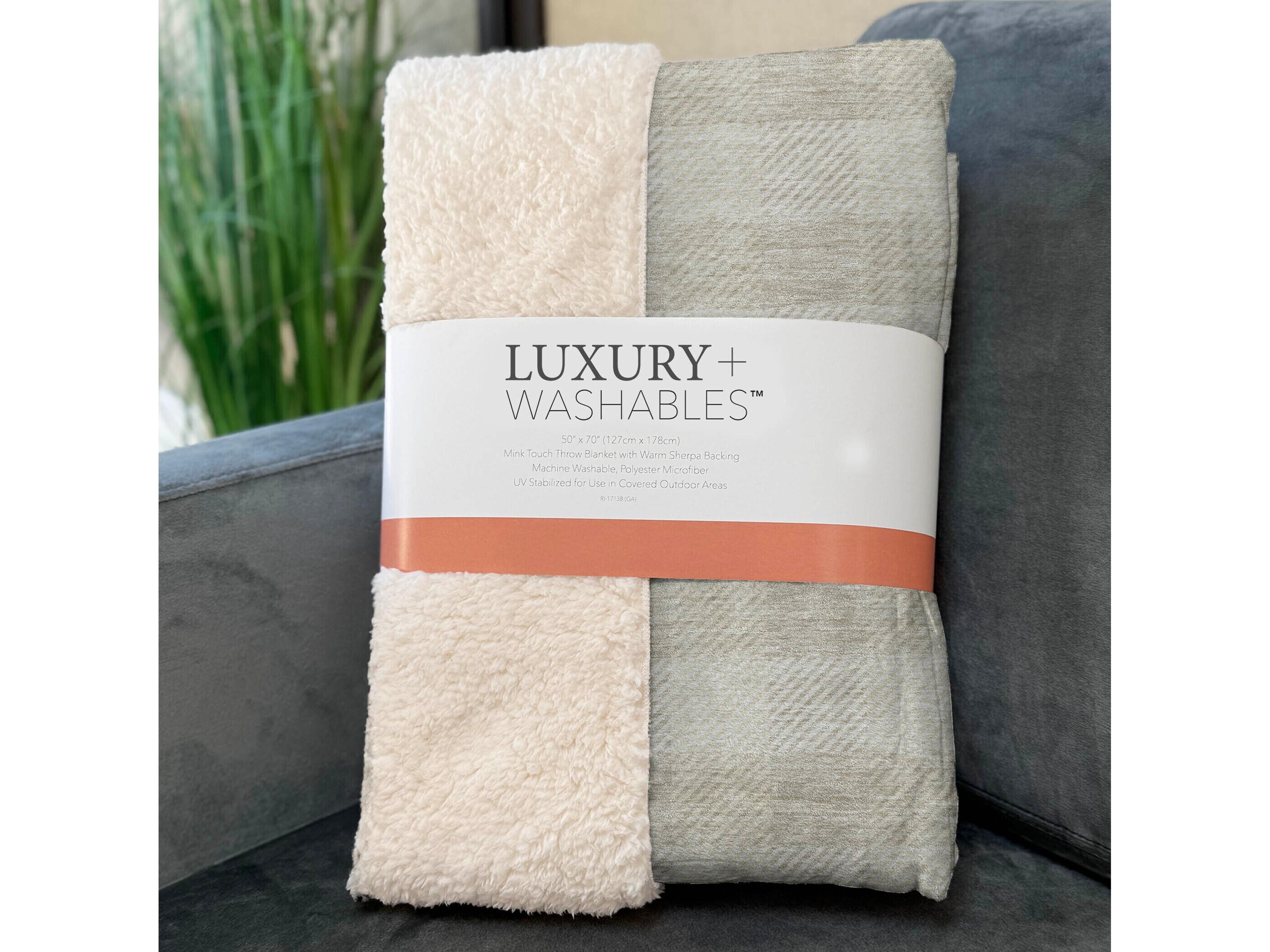 Dalyn Sherpa Ivory Polyester Throw