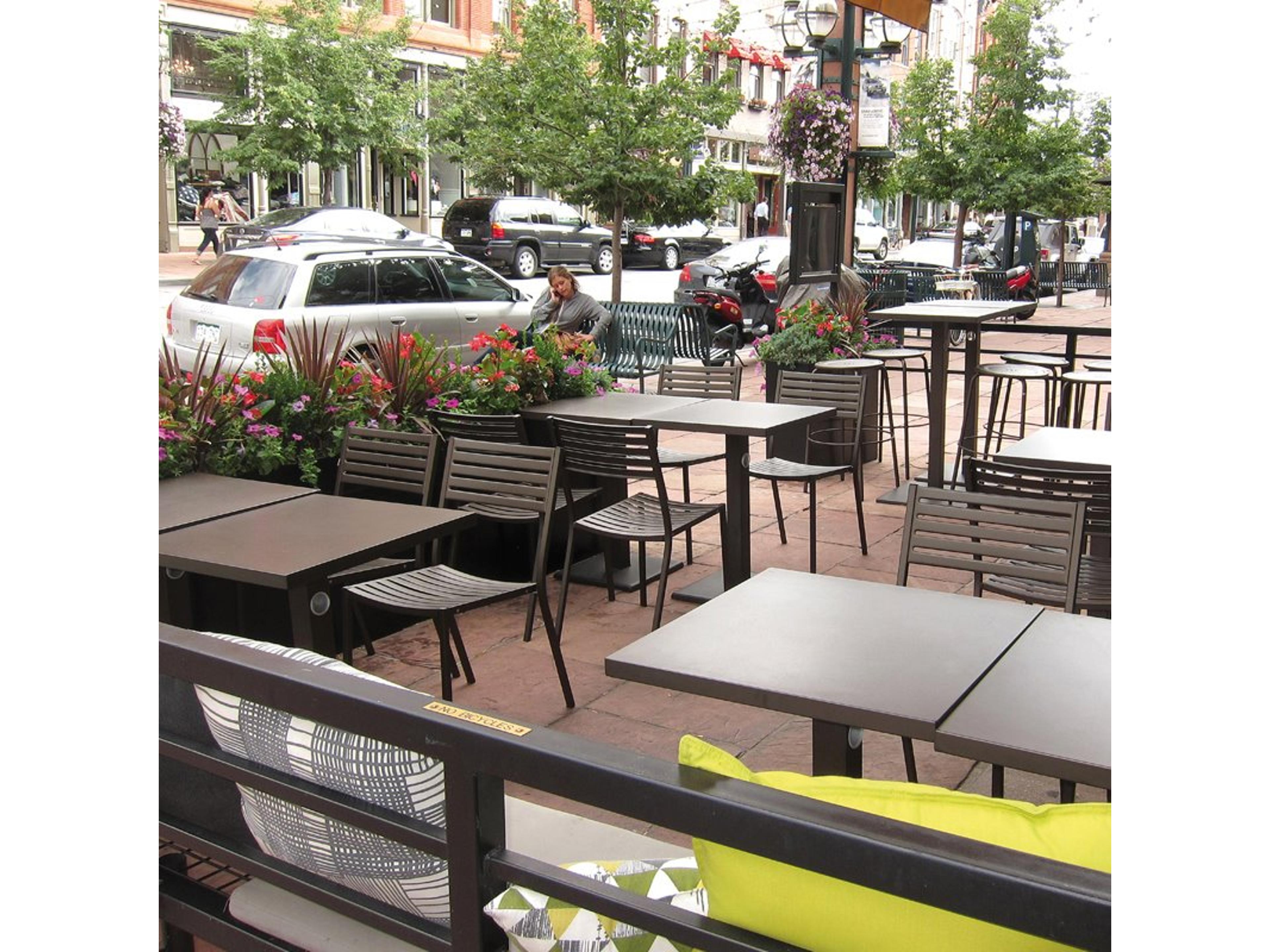 Segno Steel Outdoor Patio Dining Set