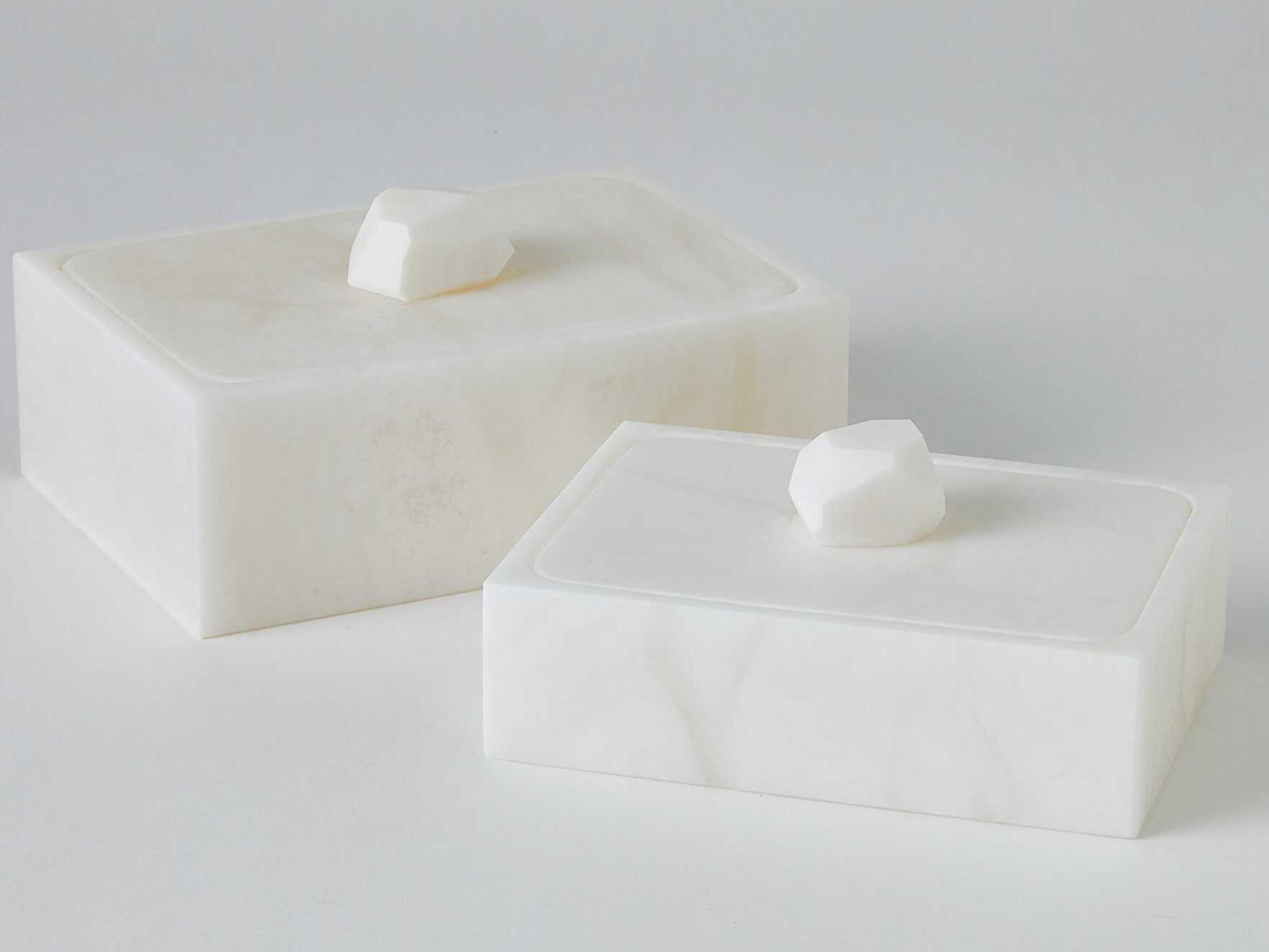 Global Views Facet White 8" Knob Box