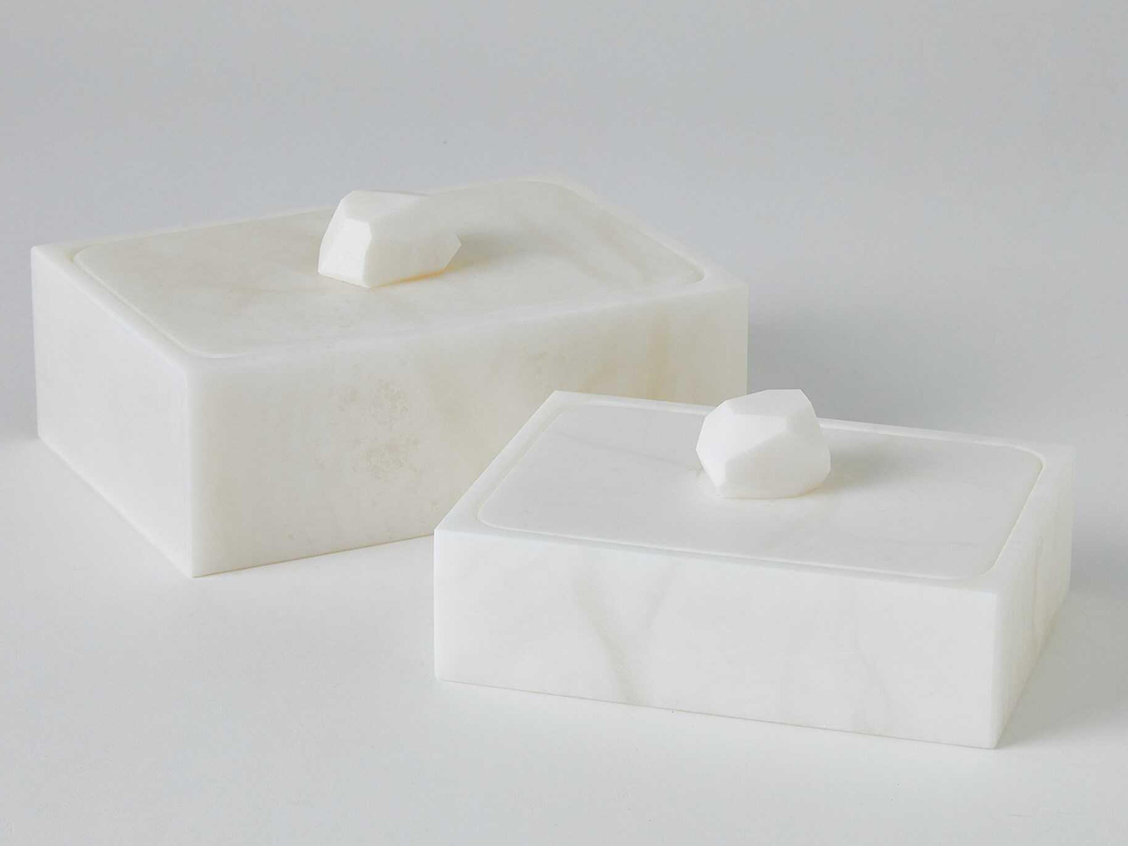 Global Views Facet White 7" Knob Box