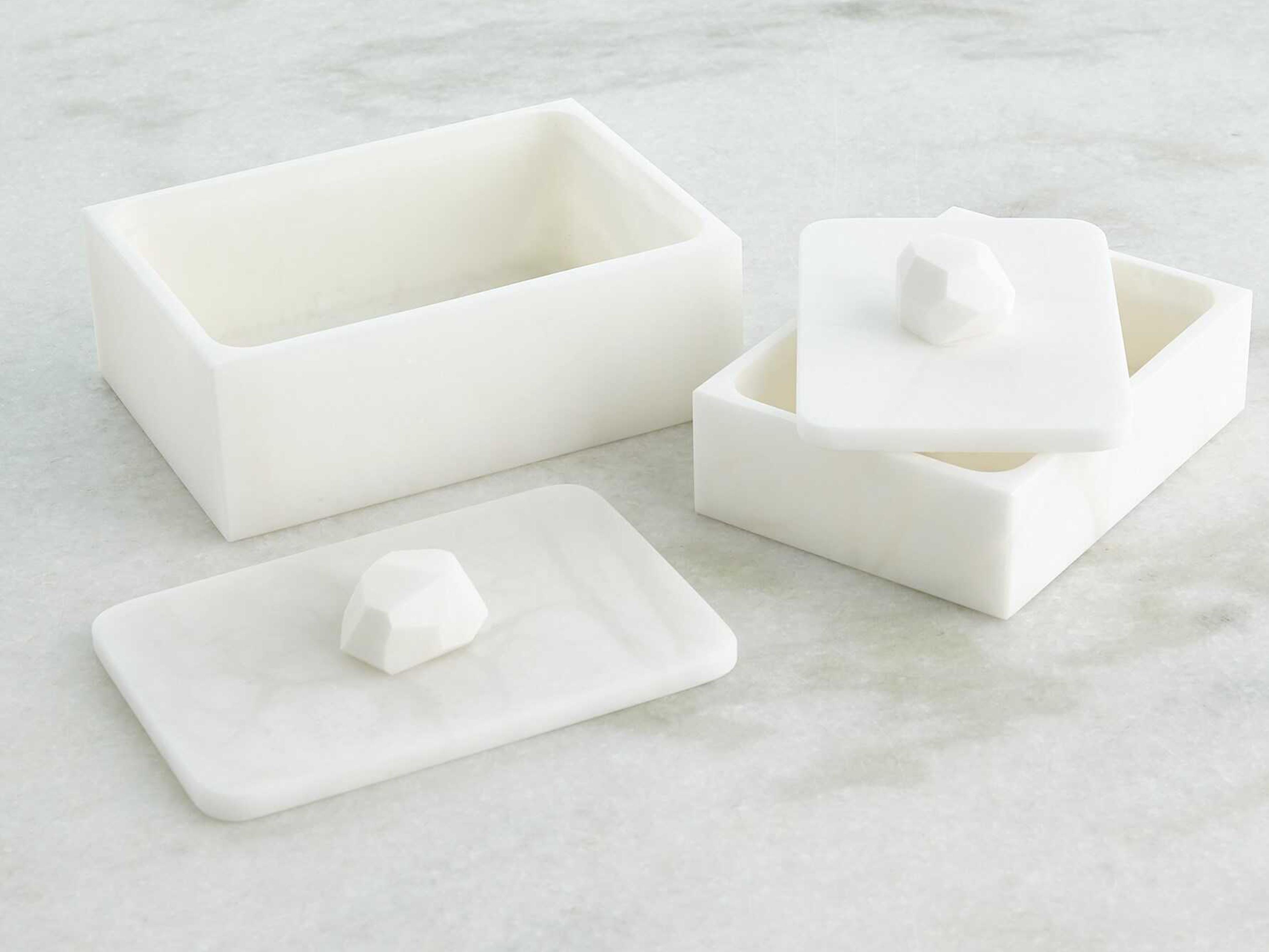 Global Views Facet White 7" Knob Box