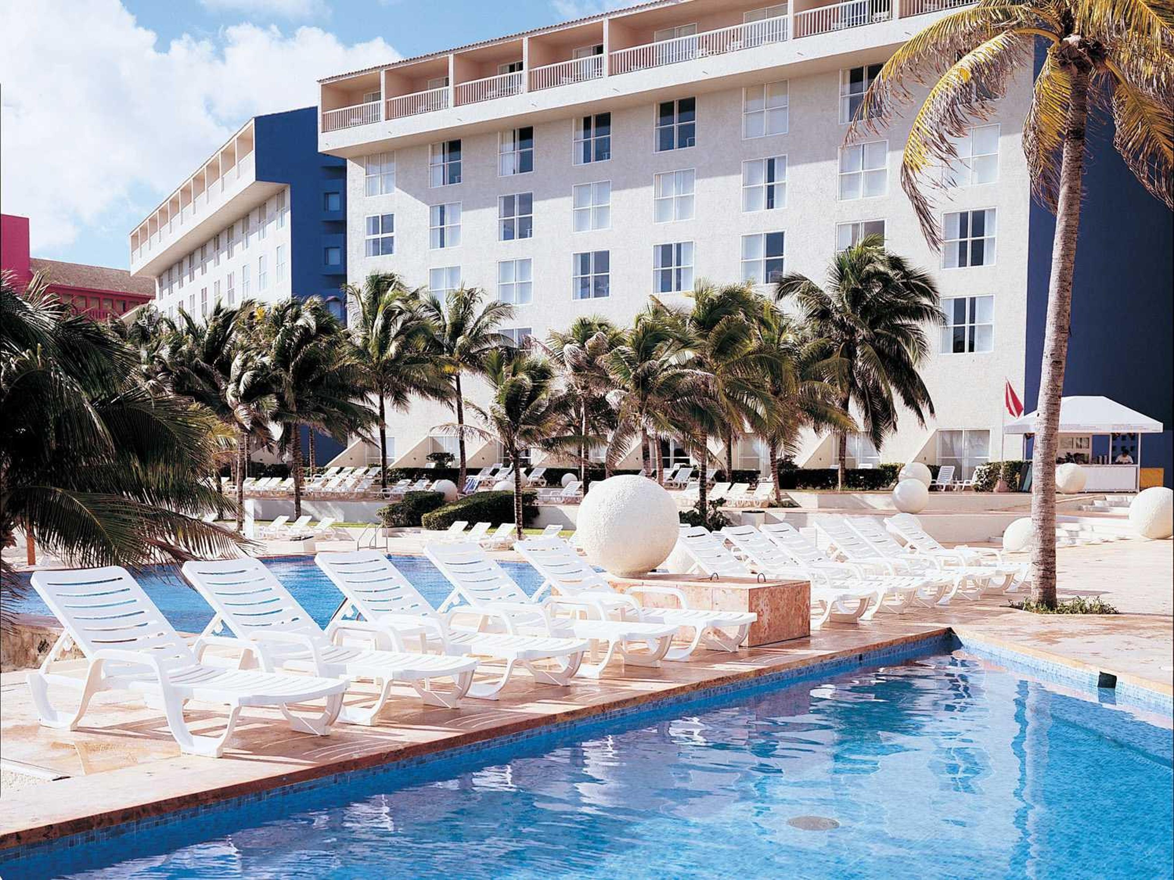 Bahia Resin White Outdoor Lounge Set