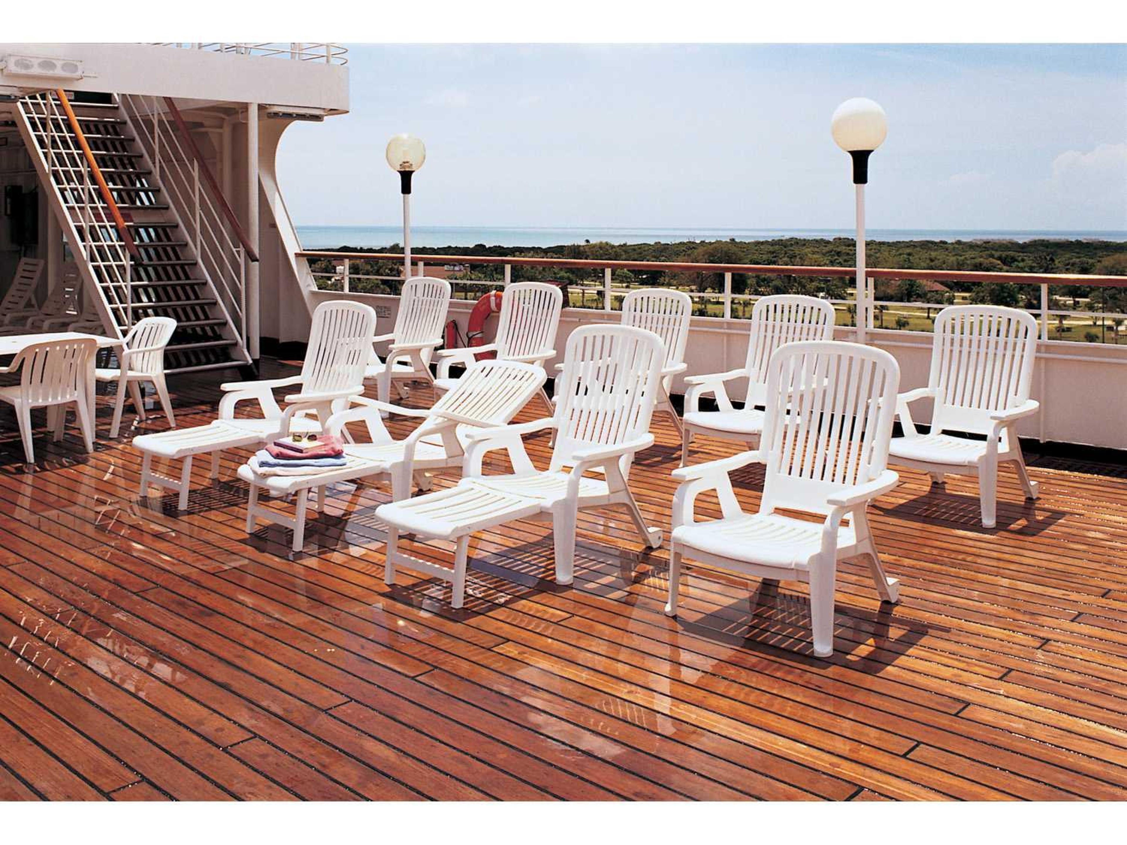 Bahia Resin White Outdoor Patio Lounge Set