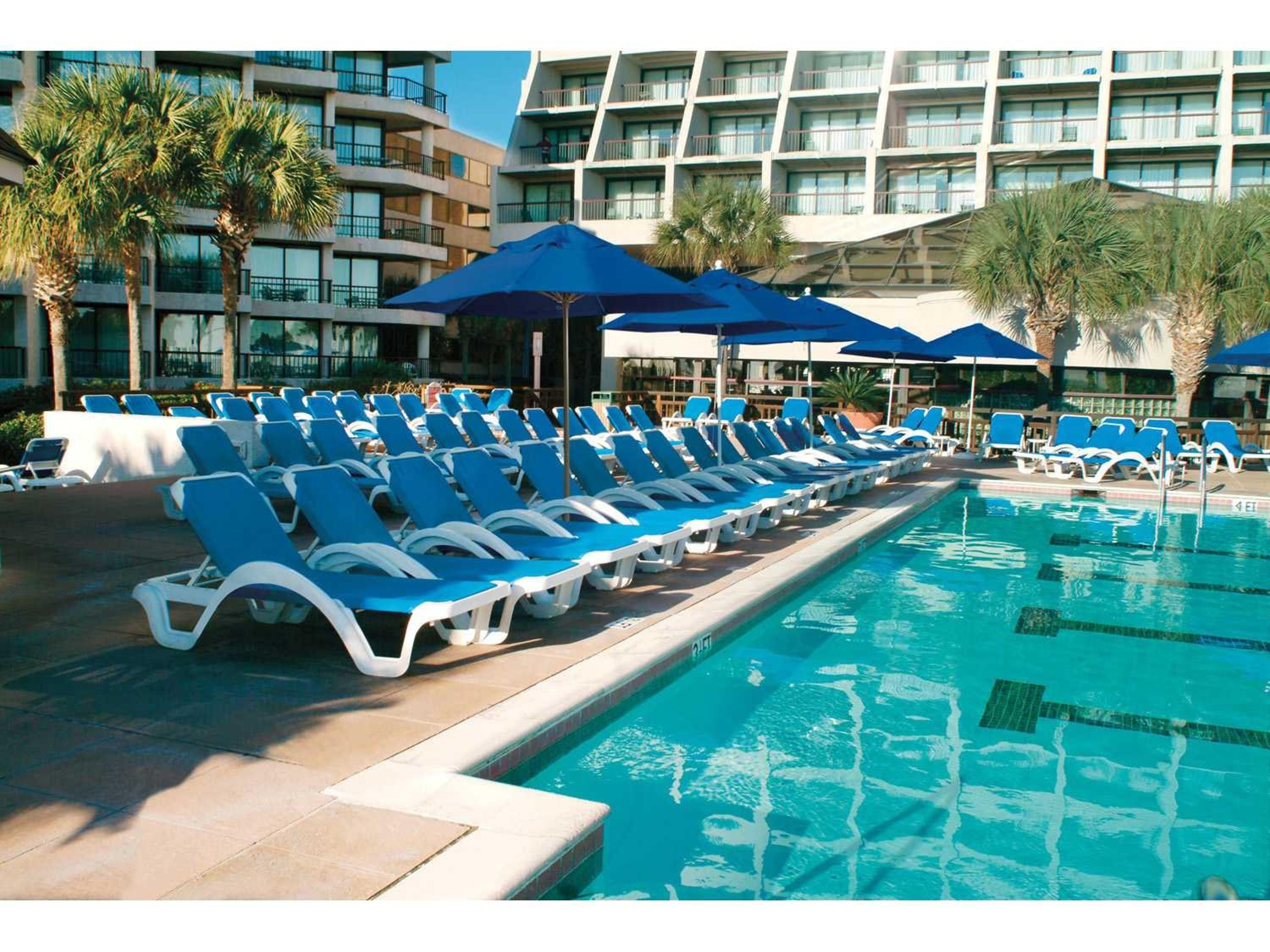 Catalina Sling Resin White Outdoor Lounge Set in Blue