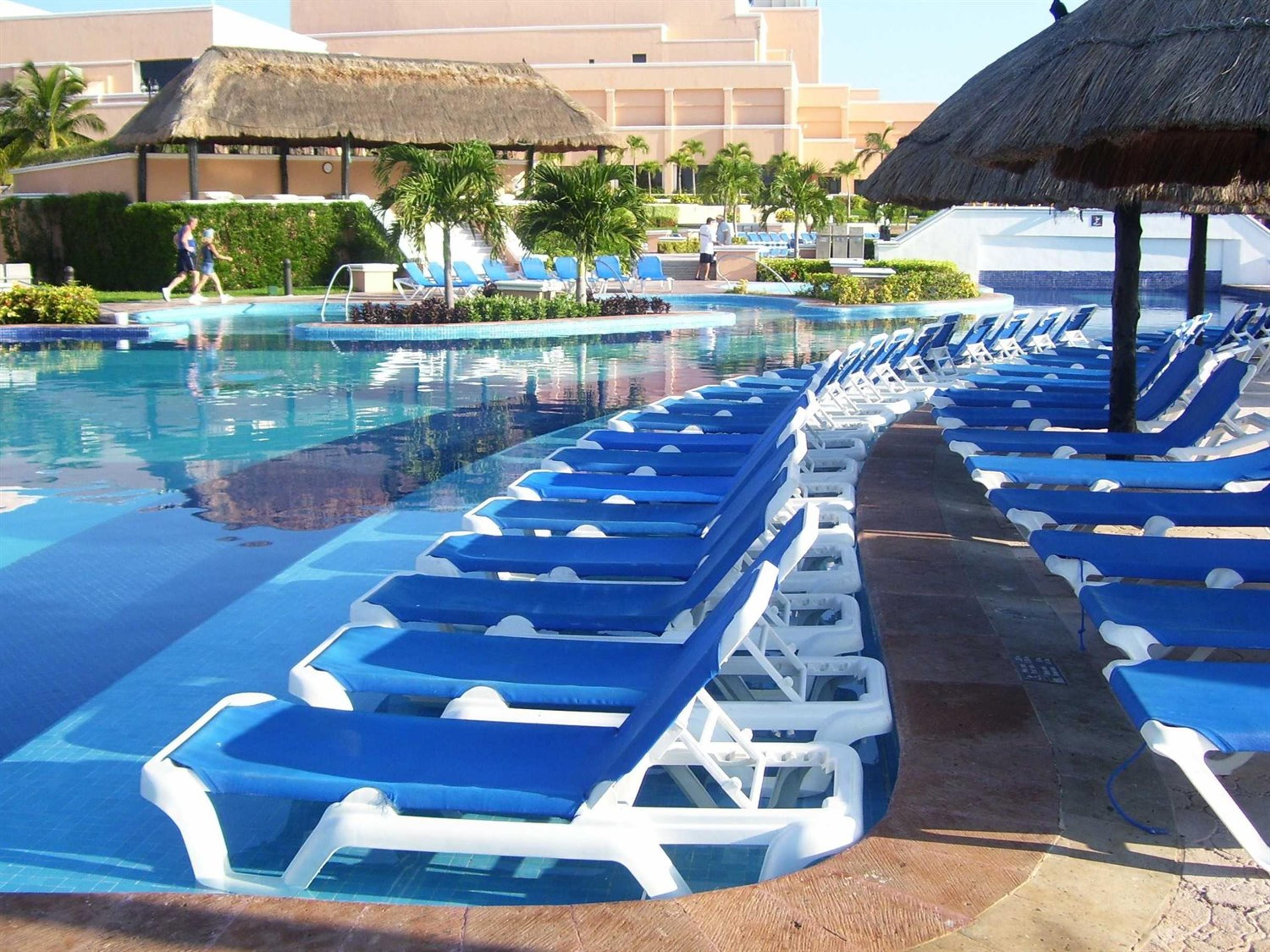 Marina Sling Resin White Outdoor Lounge Set in Blue