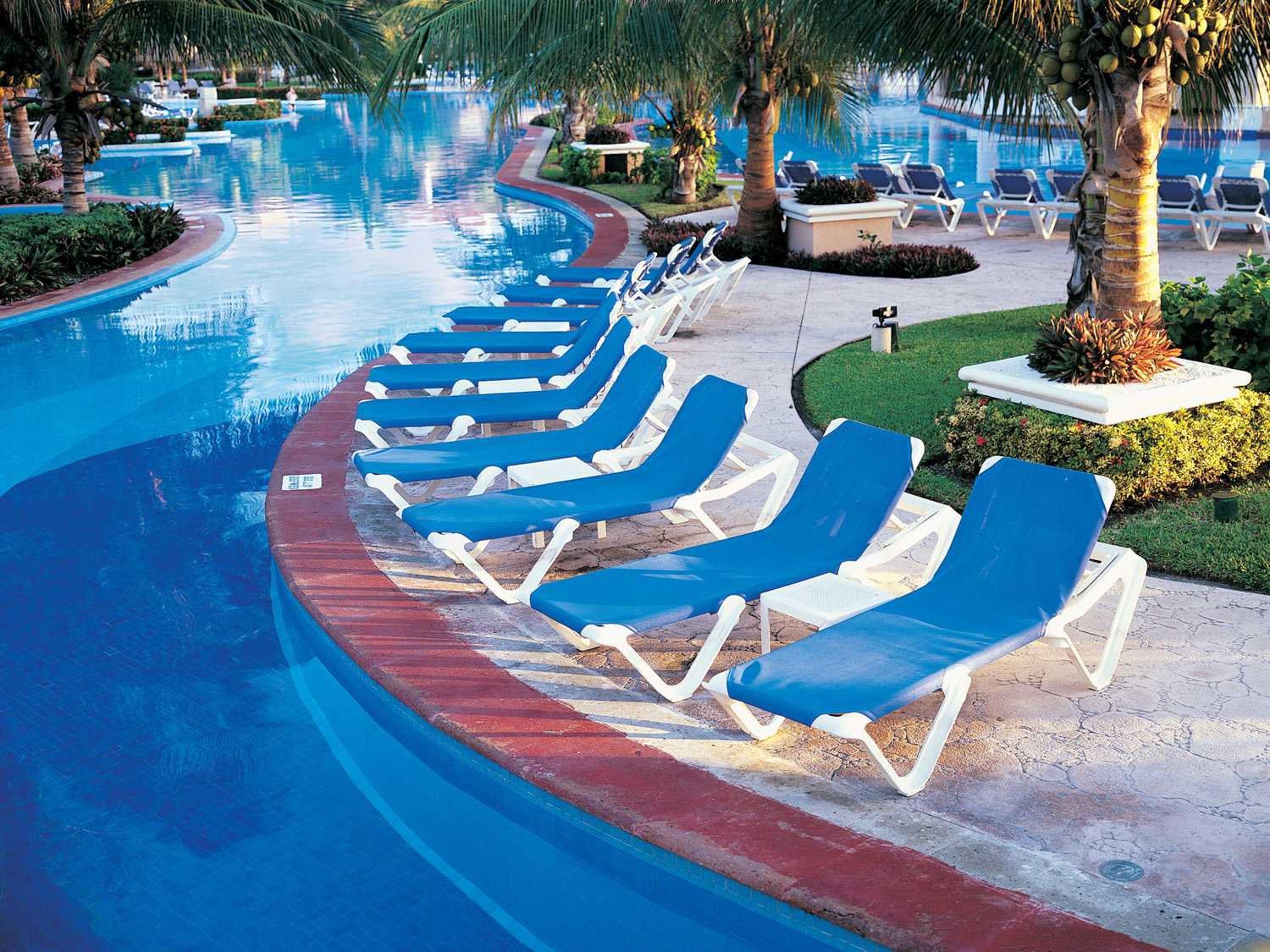 Nautical Sling Resin White Patio Lounge Set in Blue