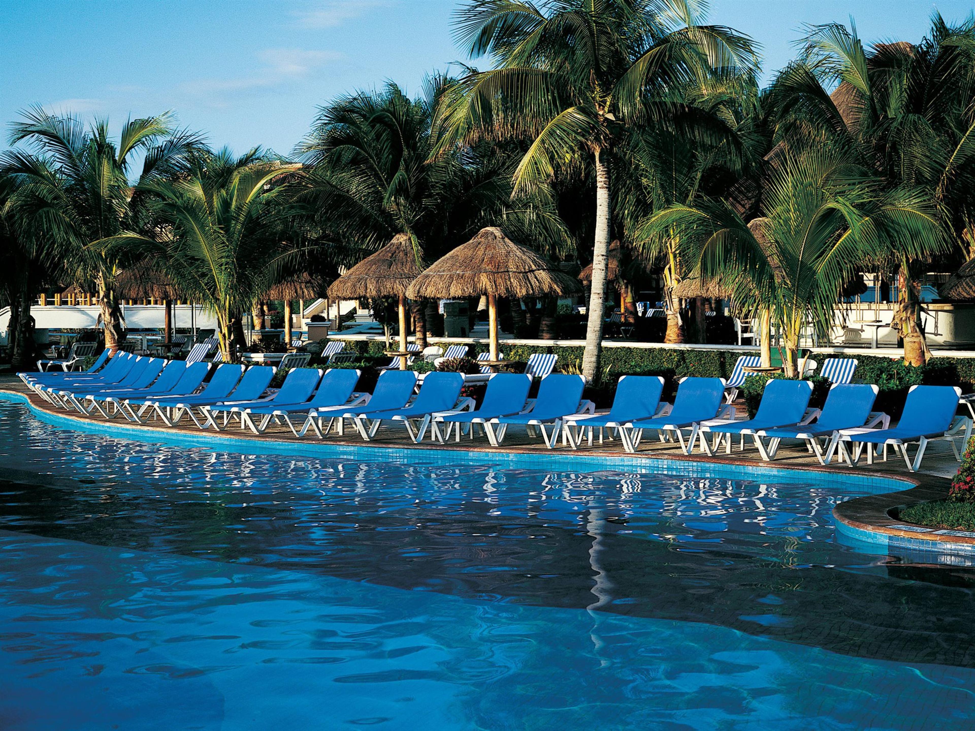 Nautical Sling Resin White Outdoor Lounge Set in Blue