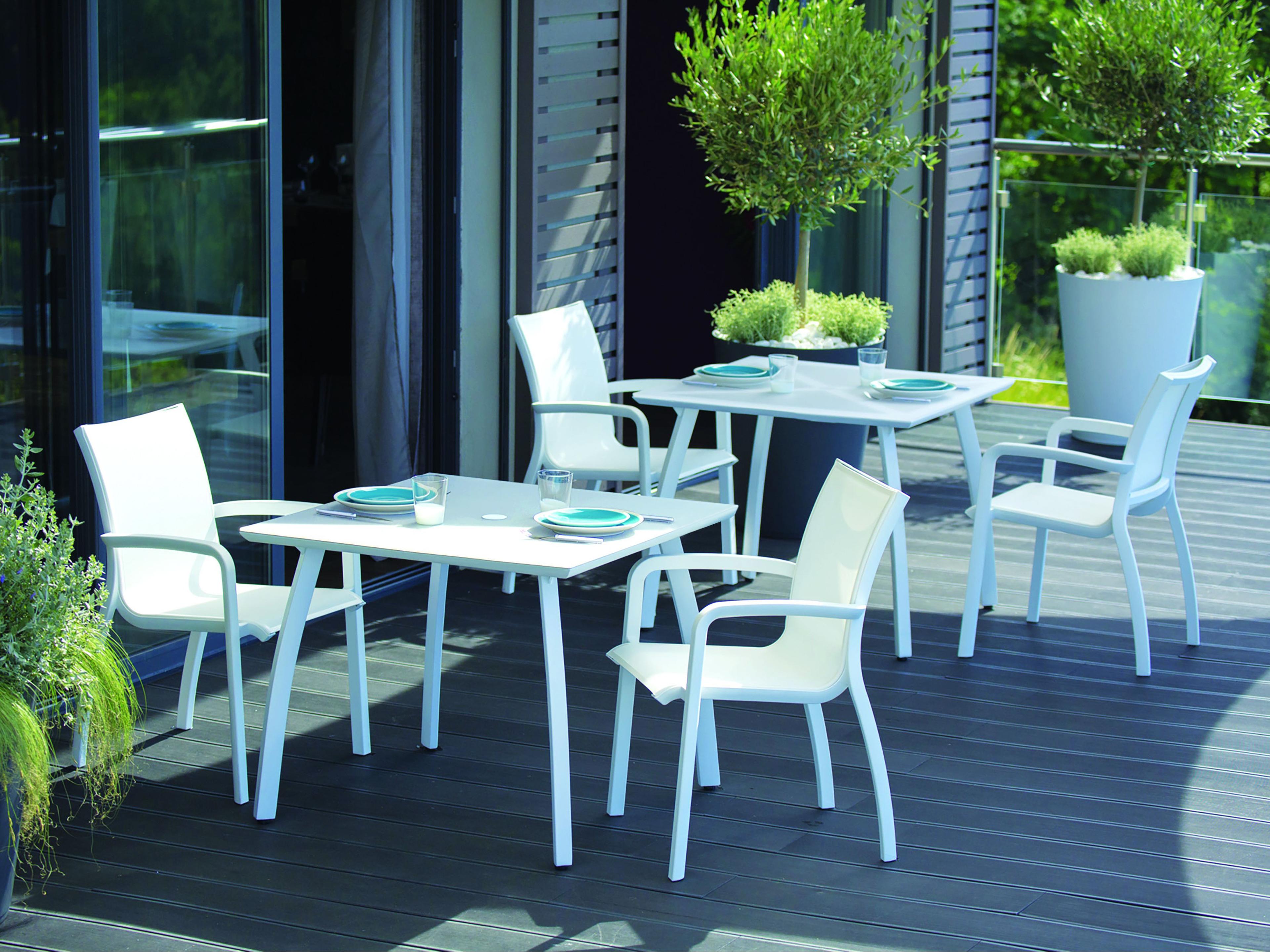 Grosfillex Sunset Aluminum White Glacier/White Square Patio Dining Table with Umbrella Hole