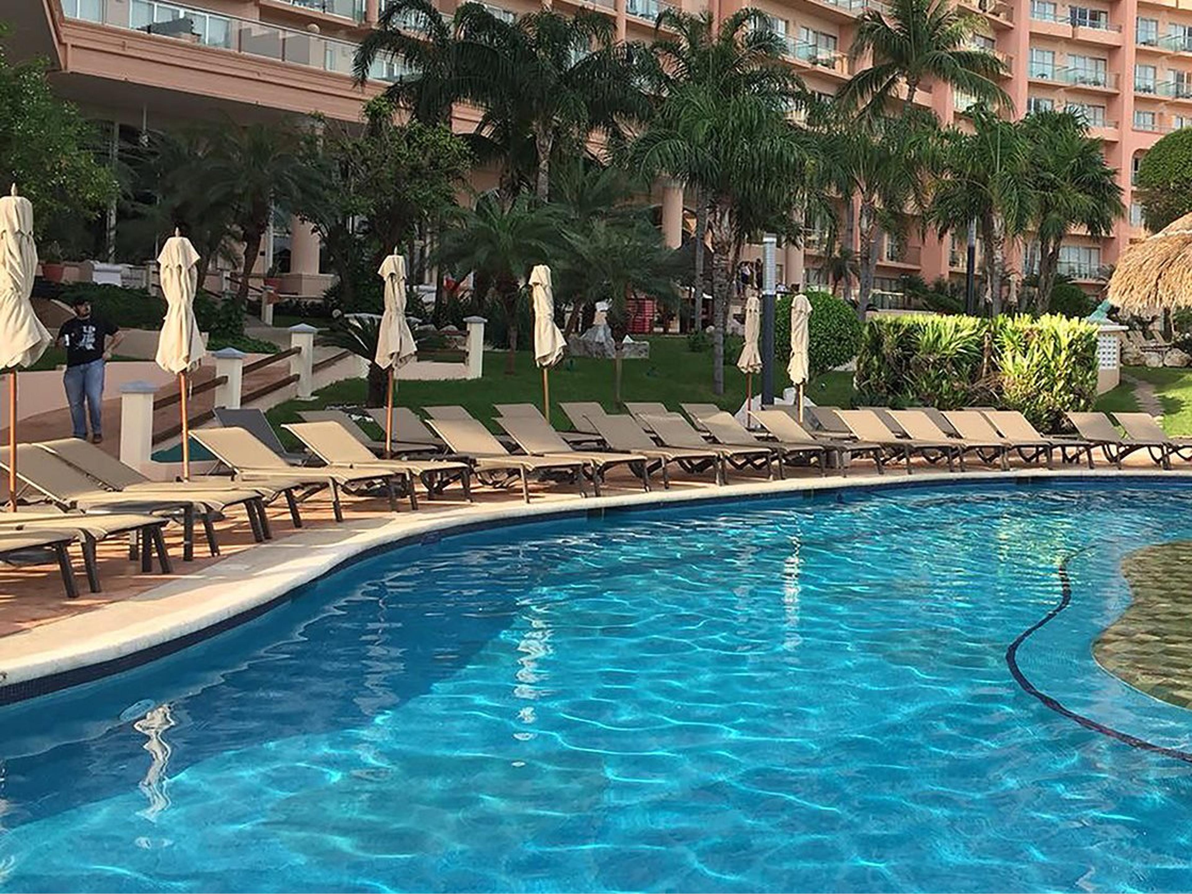 Grosfillex Sunset Fusion Bronze Aluminum Sling Outdoor Lounge Set in Cognac