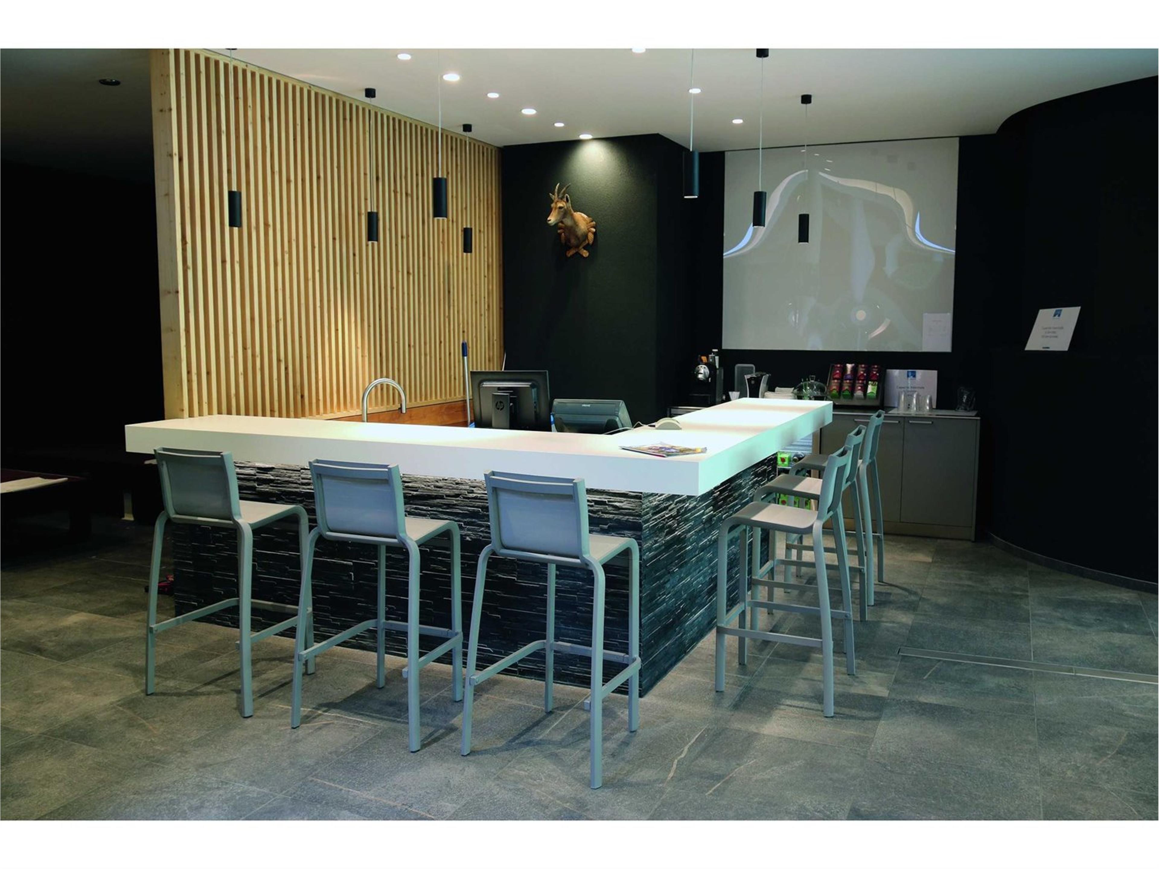 Sunset Sling Aluminum Resin Glacier White Patio Bar Stool Set in White