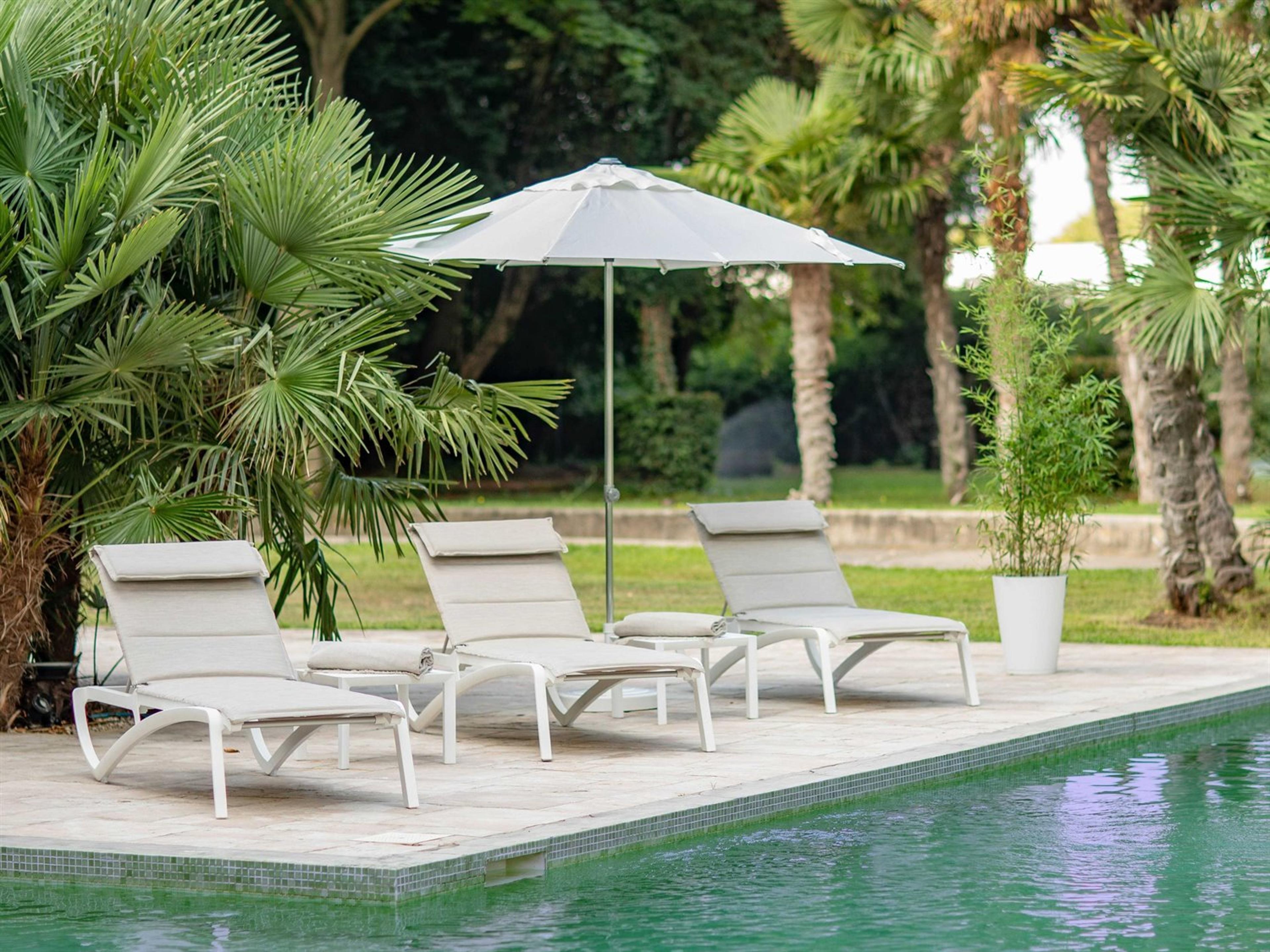 Sunset Glacier White Aluminum Resin Patio Lounge Set in Beige