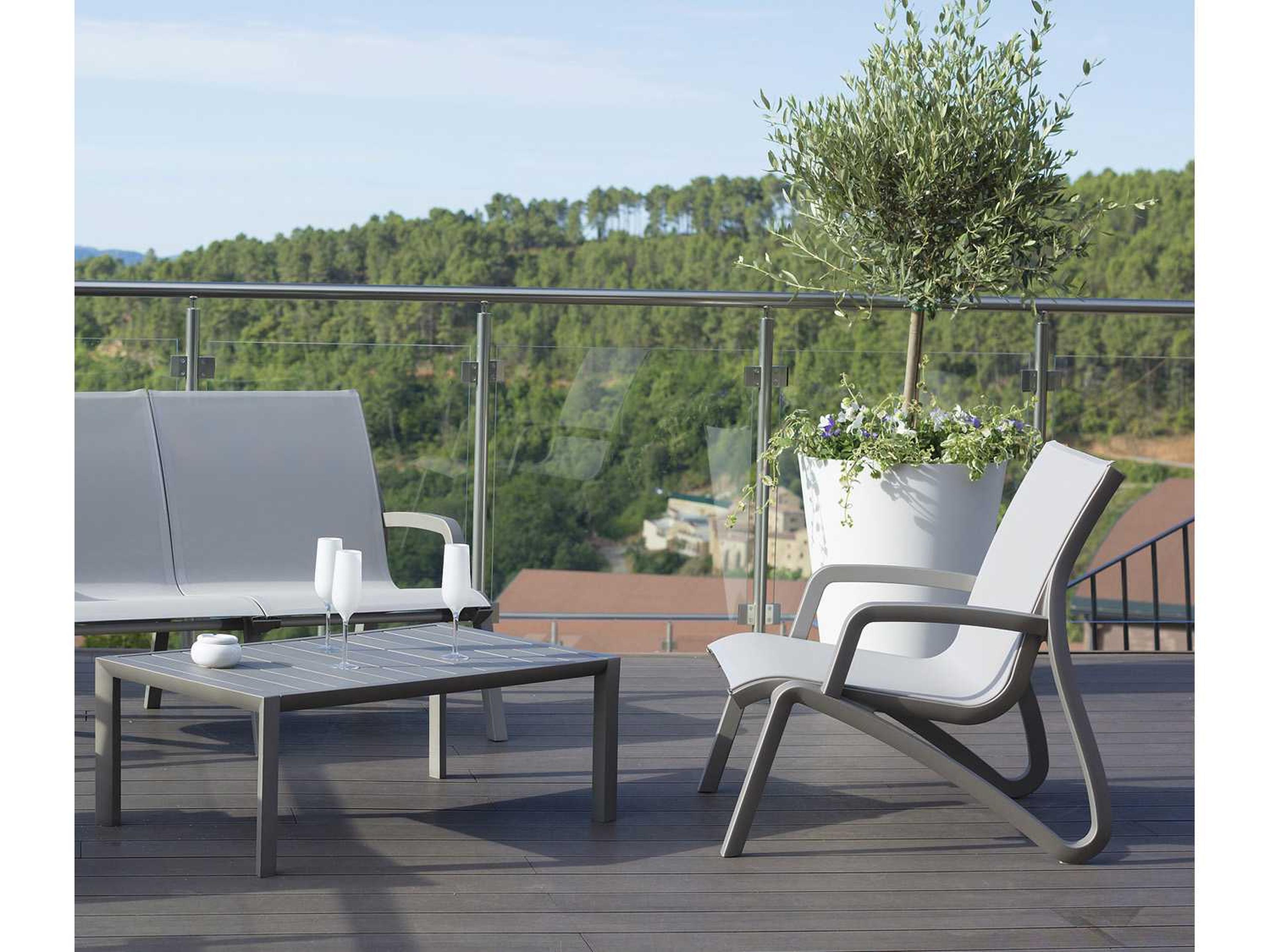 Grosfillex Sunset Sling Aluminum Resin Platinum Gray Outdoor Lounge Chair in Gray