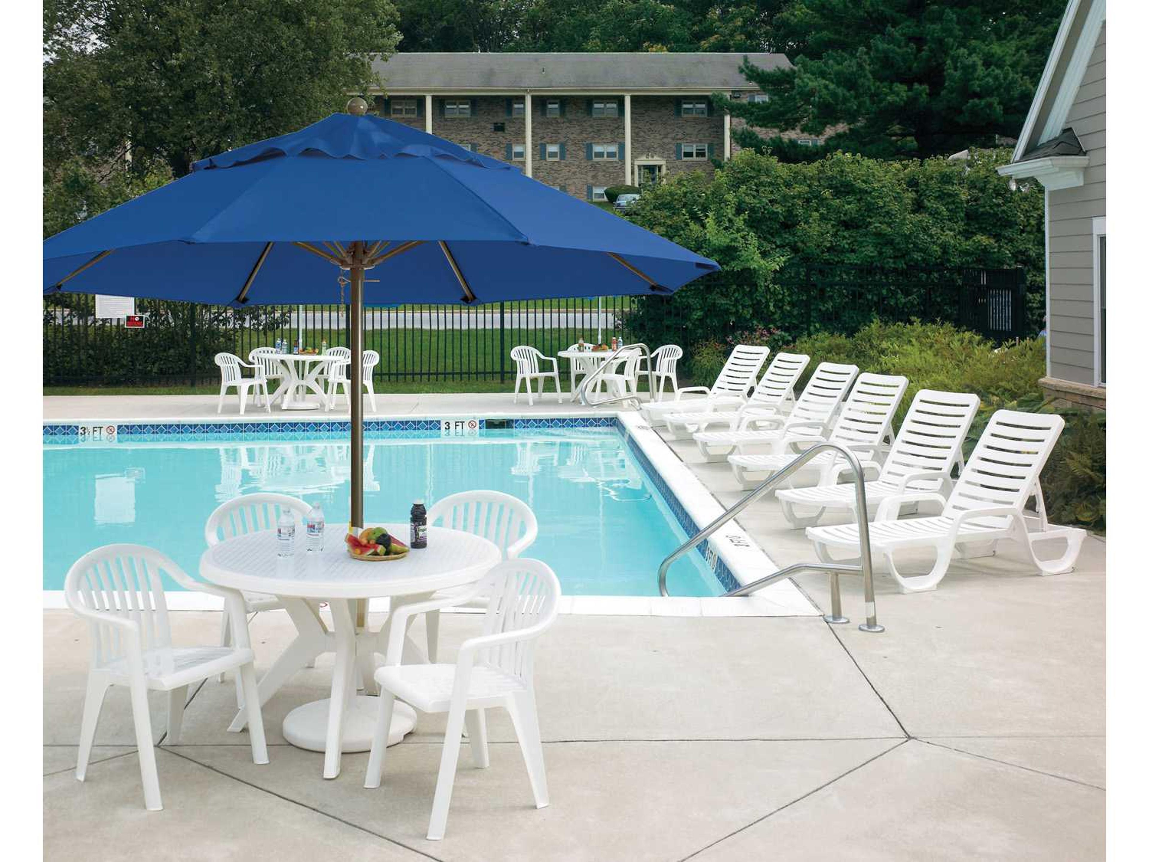 Grosfillex Miami Resin White Lowback Stacking Outdoor Patio Dining Arm Chair