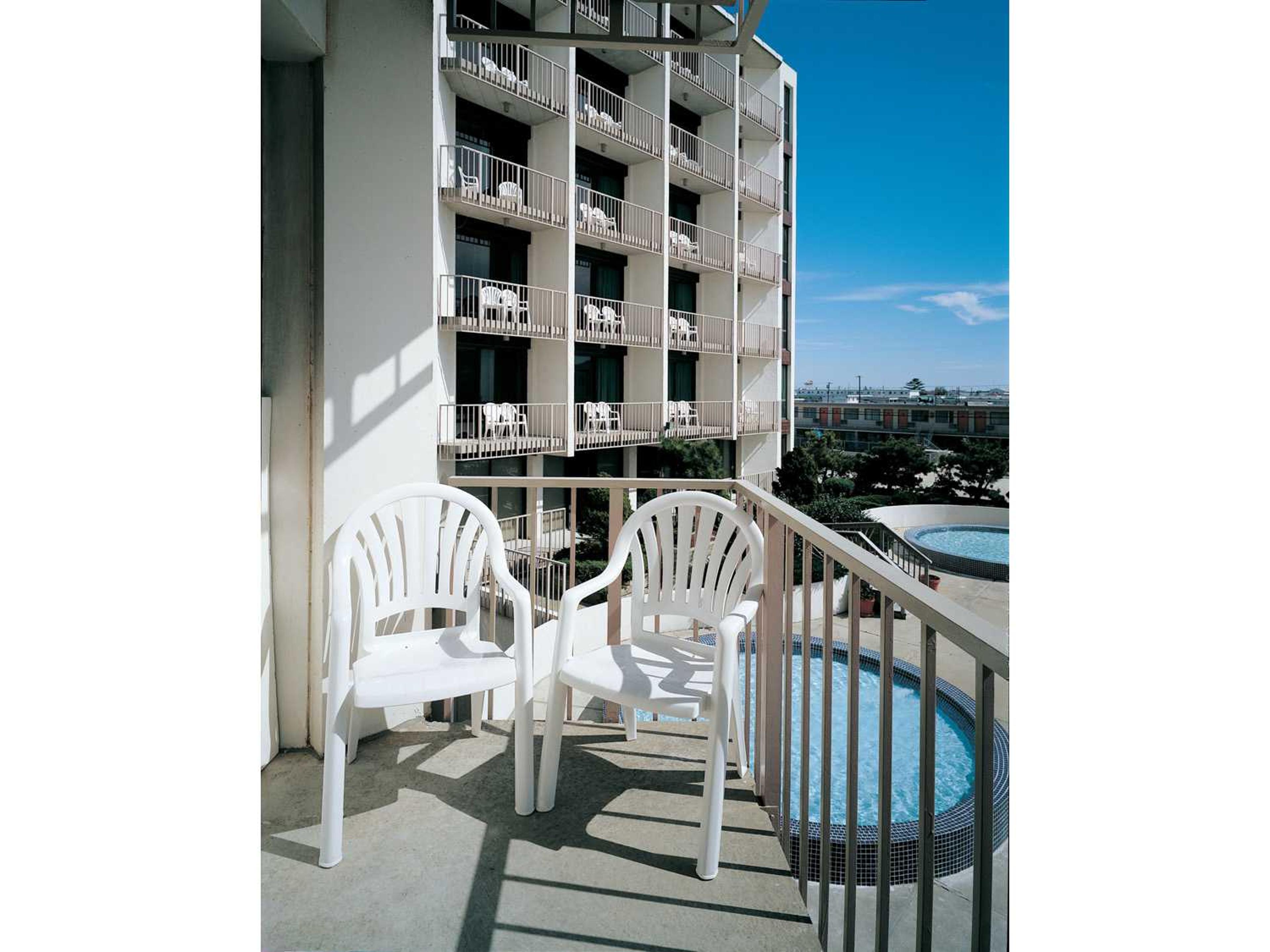 Grosfillex Pacific Fanback Resin White Stacking Outdoor Dining Arm Chair