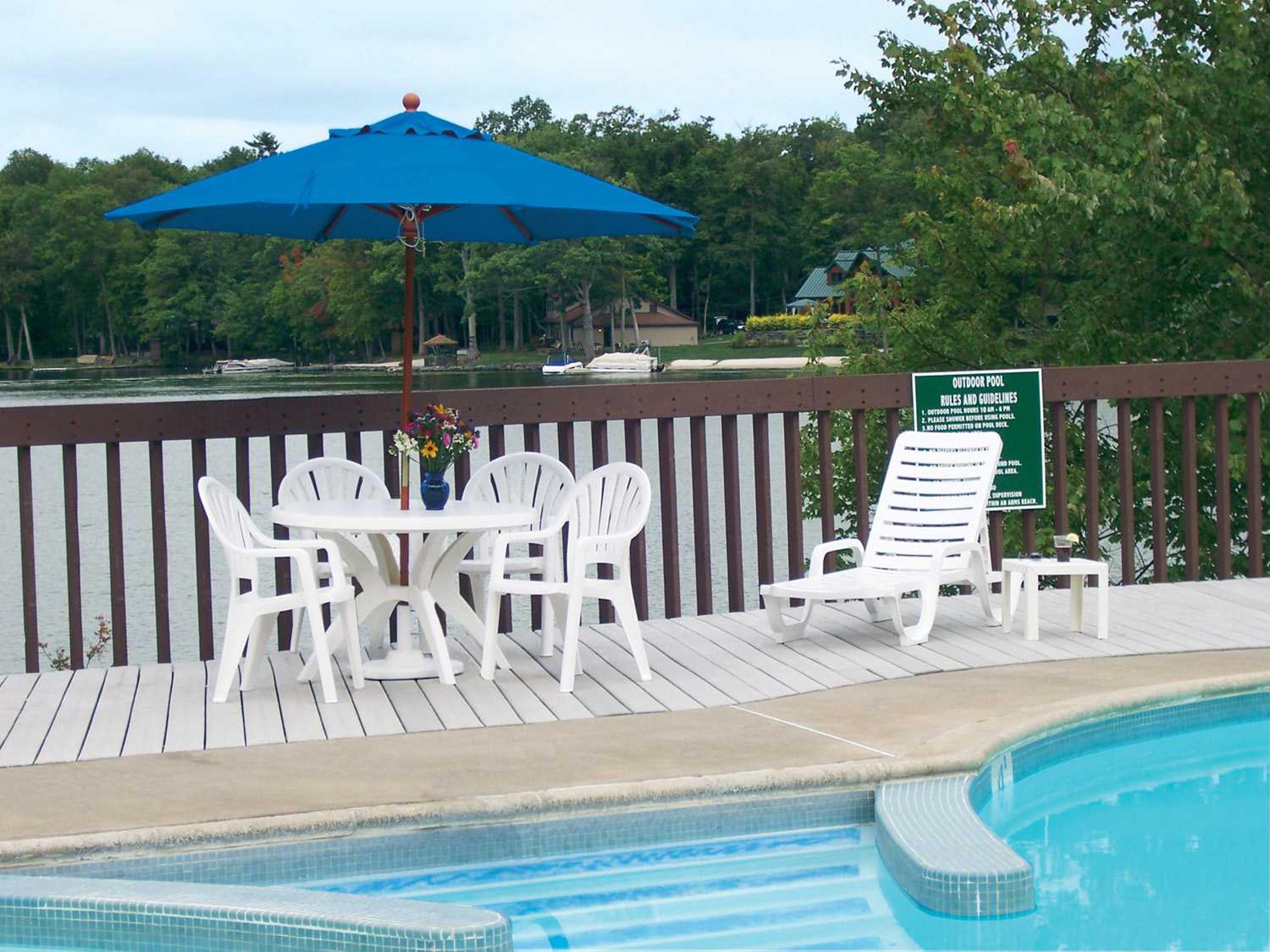 Grosfillex Pacific Fanback Resin White Stacking Outdoor Dining Arm Chair