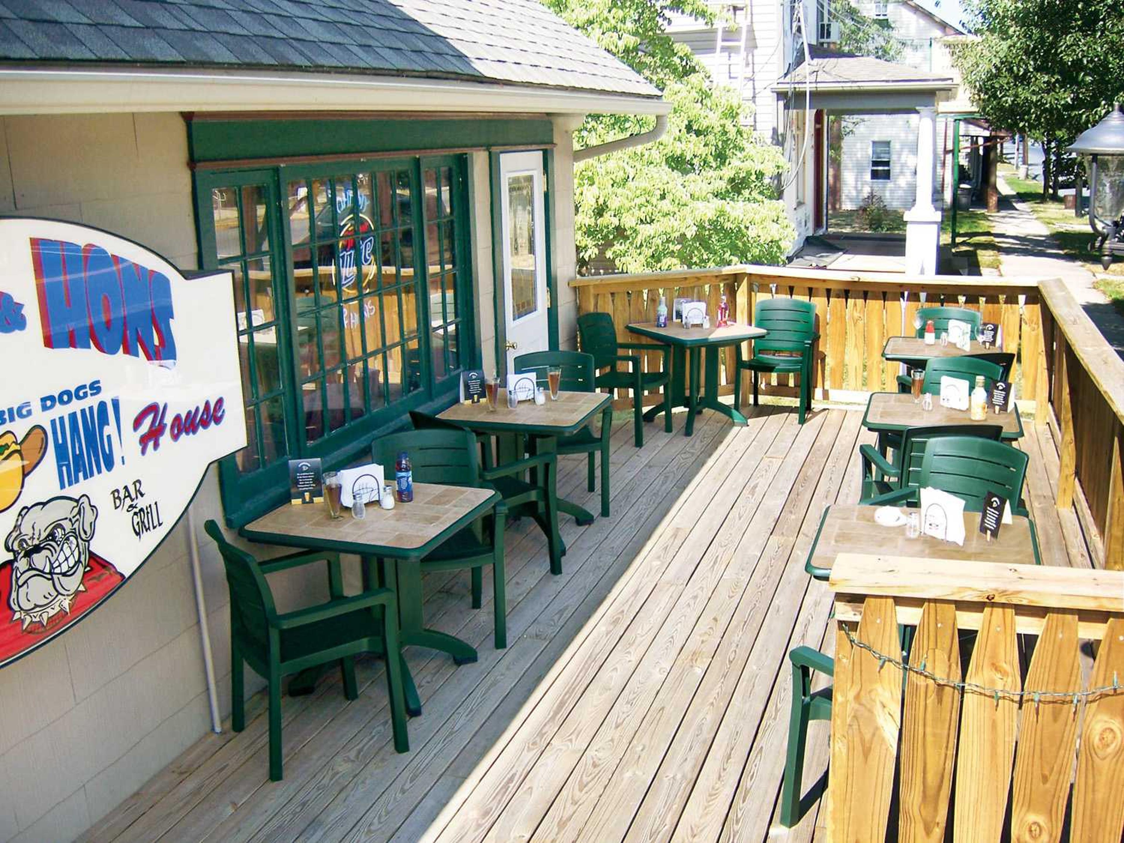 Grosfillex Acadia Resin Amazon Green Stacking Outdoor Patio Dining Arm Chair