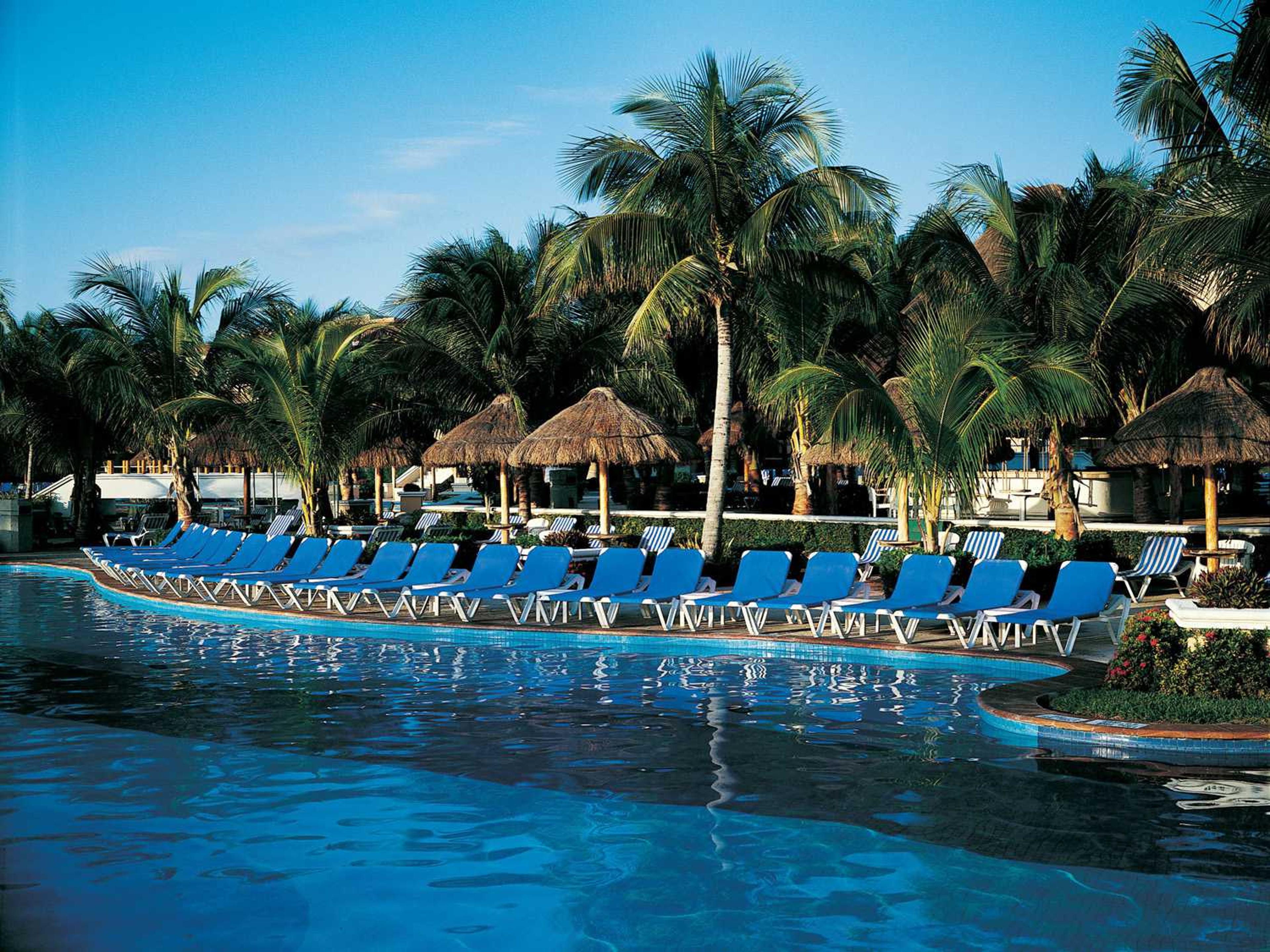 Grosfillex Nautical Sling Resin White Adjustable Outdoor Patio Chaise Lounge in Blue