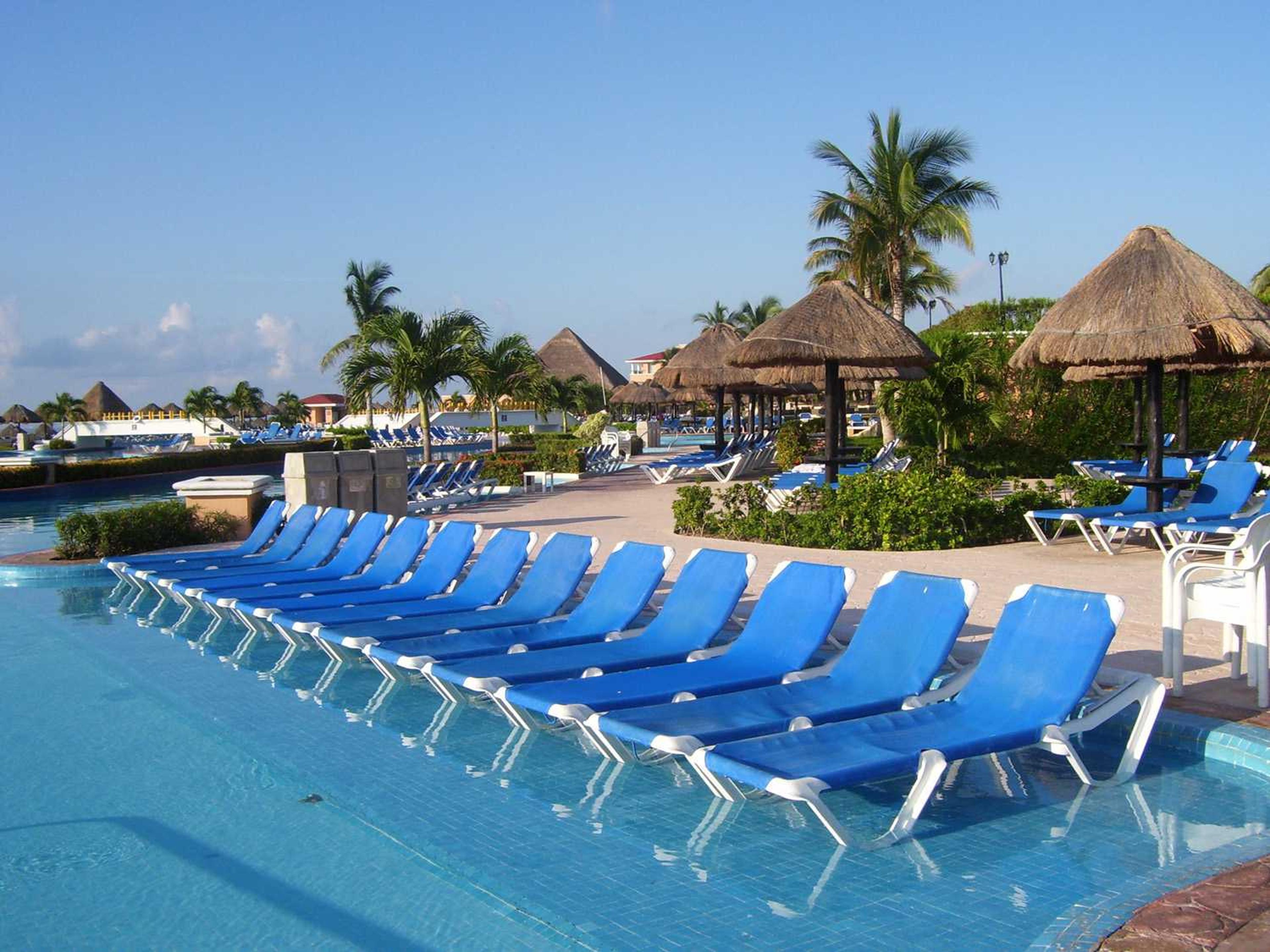 Grosfillex Nautical Sling Resin White Adjustable Outdoor Patio Chaise Lounge in Blue