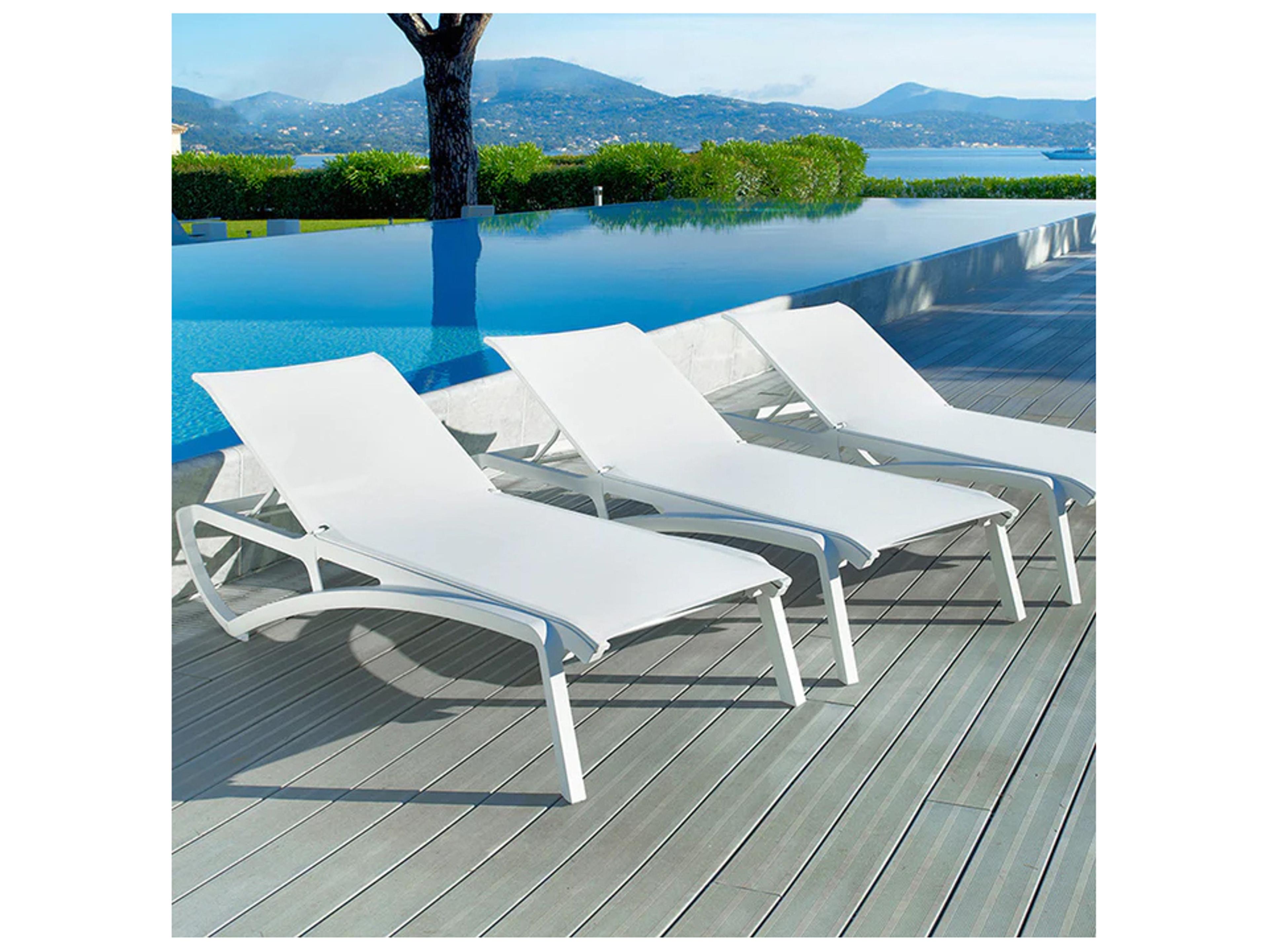 Grosfillex Sunset Aluminum Resin Glacier White Outdoor Chaise Lounge in White