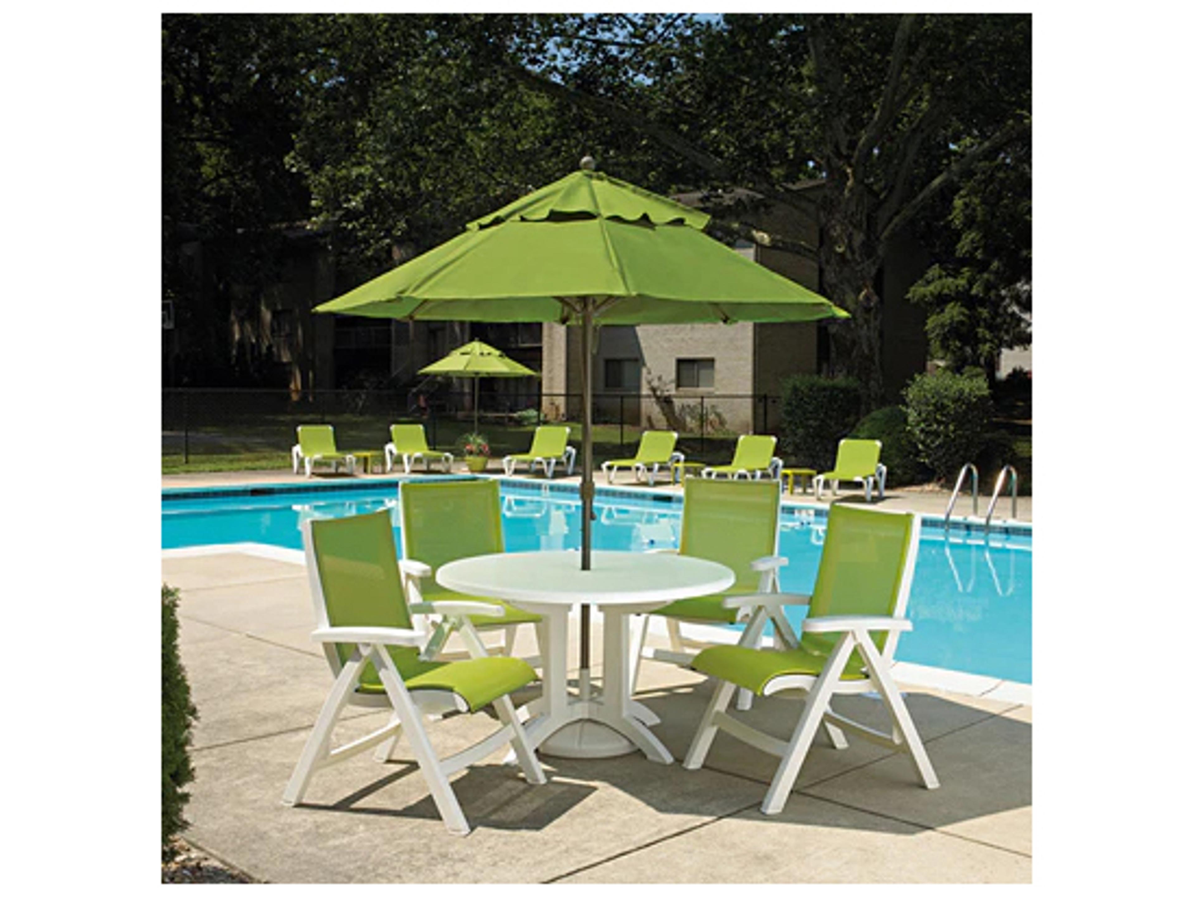 Grosfillex Jamaica Beach Sling Resin White Midback Folding Outdoor Patio Lounge Chair in Fern Green