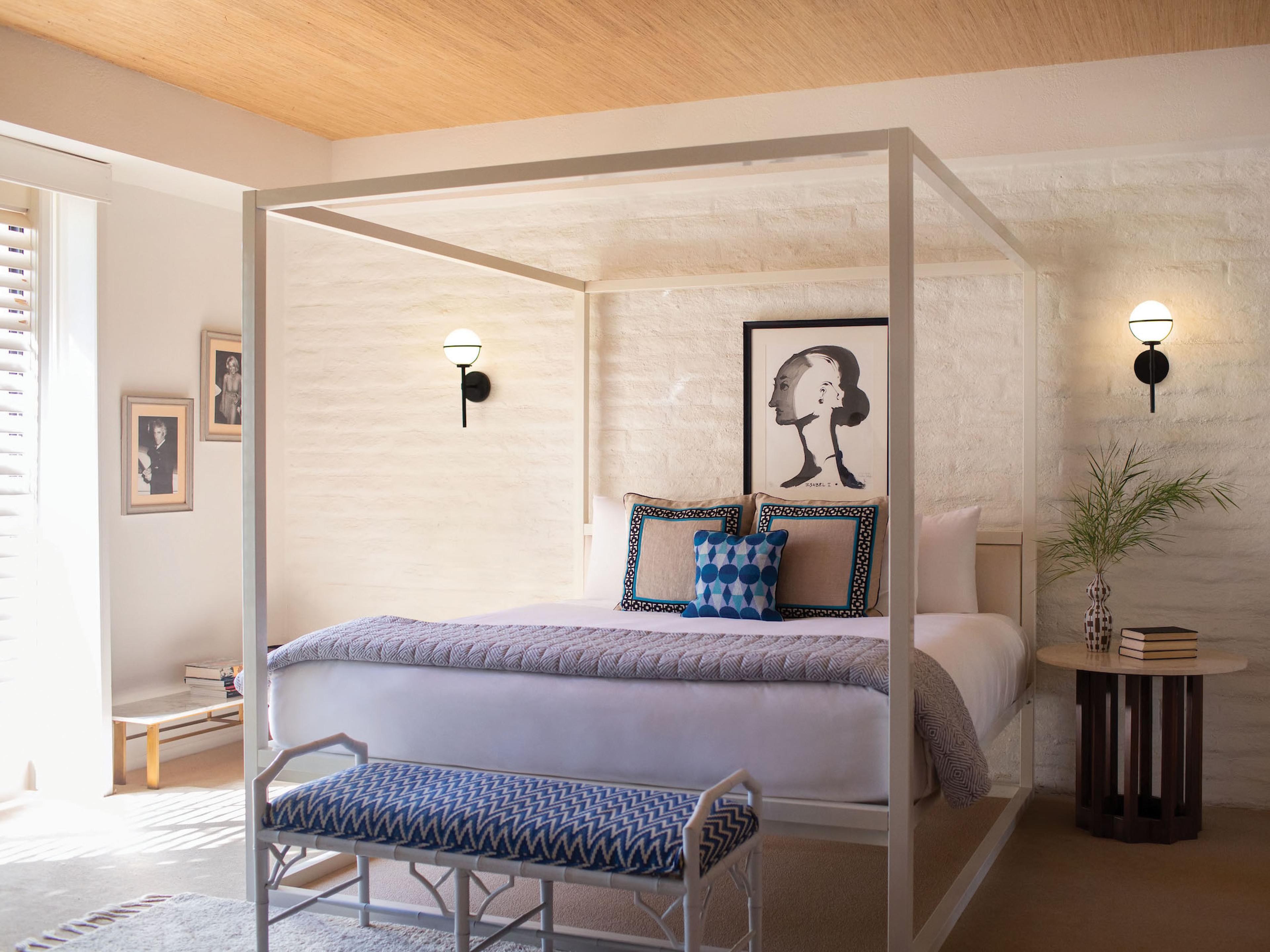 Hinkley Hollis 1-Light Black Glass LED Wall Sconce