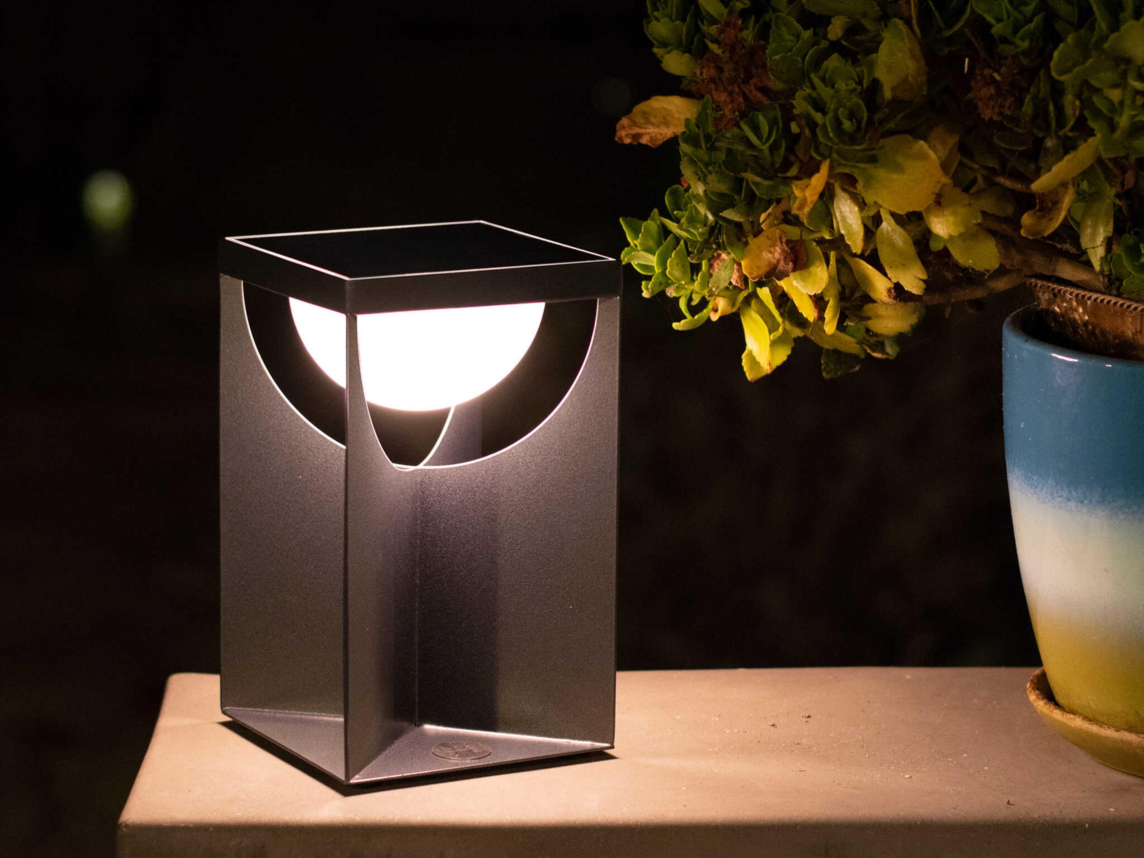 Les Jardins Flow 32-Light Outdoor Lamp