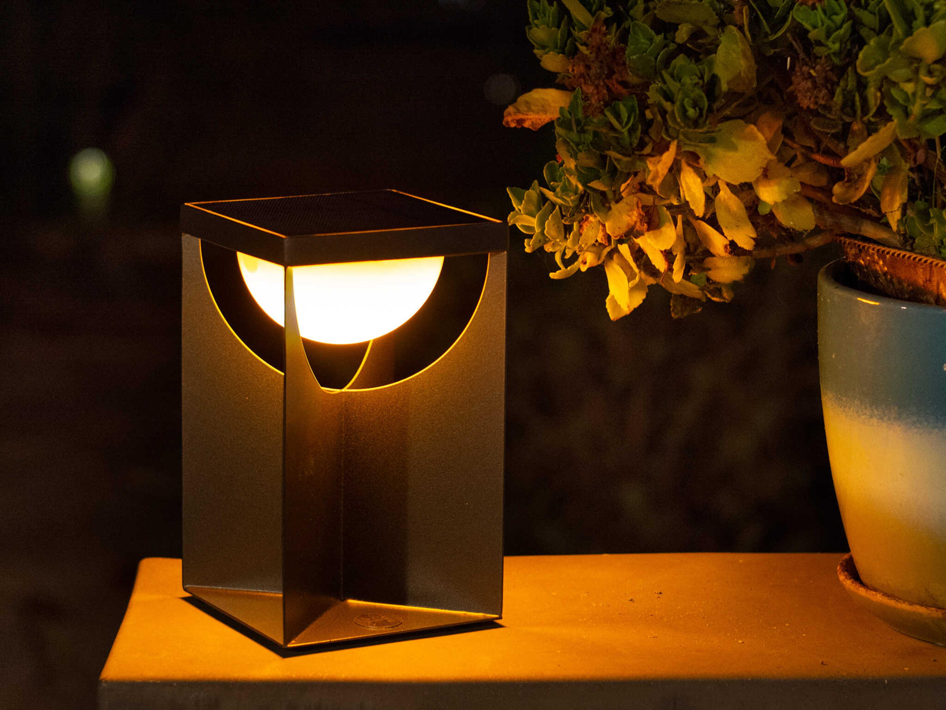 Les Jardins Flow 32-Light Outdoor Lamp
